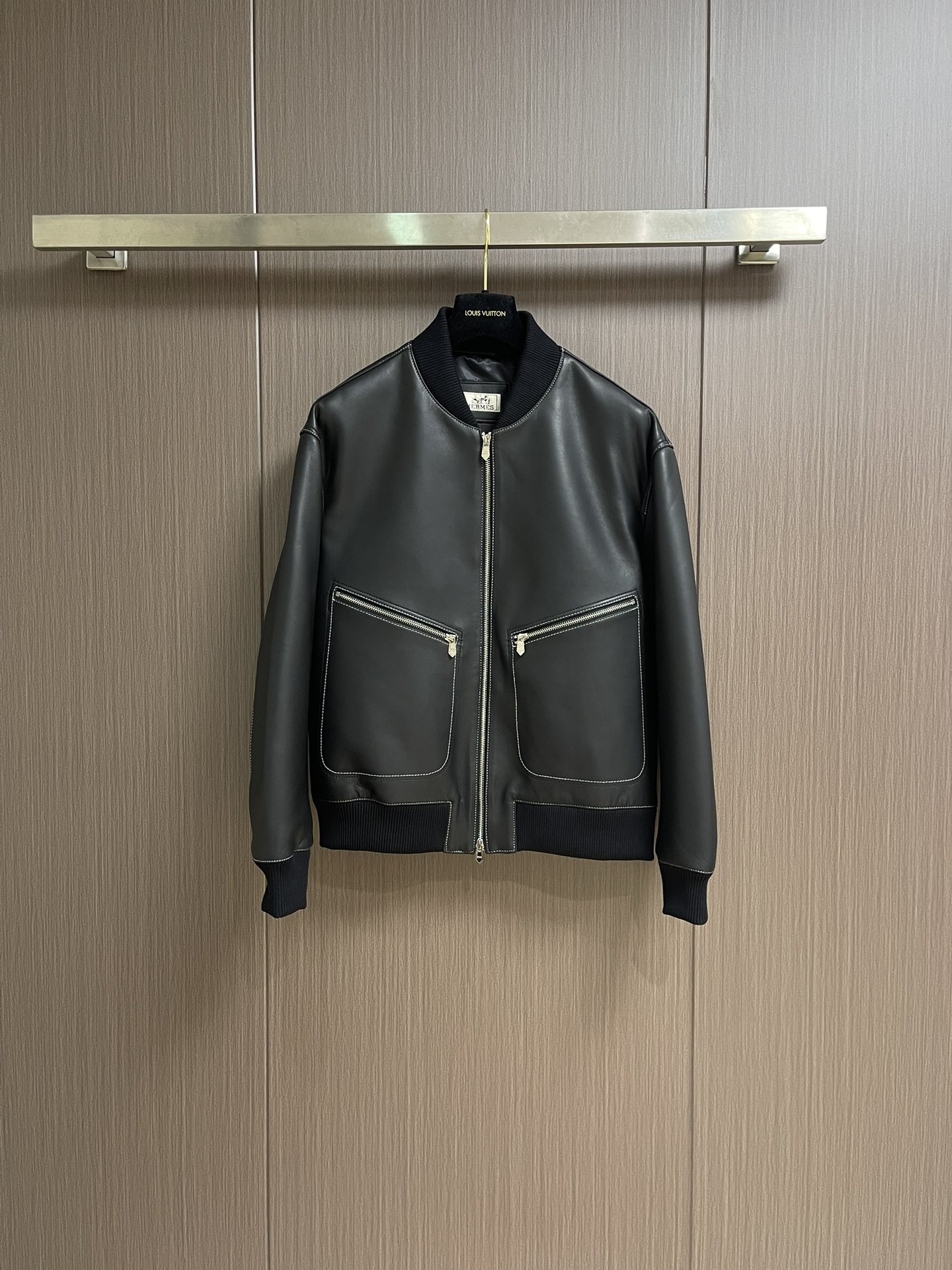 NO:520318,Hermes 2025SS autumn and winter new genuine leather jacket jacket catwalk style, fabric selection imported sheepskin white bright line design jacquard logo libuke hardware, top body is very handsome. Size 48-58 M-4XL,,hermes, jackets & coats, jackets & coats, sheepskin, alexander wang19860909Hermes 2025SS秋冬新款真皮夹克外套走秀款,面料甄选进口绵羊皮 白色明线设计 提花Logo里布客供五金 上身帅气十足.尺码48-58 M-4XL,,hermes,jackets & coats,jackets & coats,sheepskin,alexander wang,Men's clothing