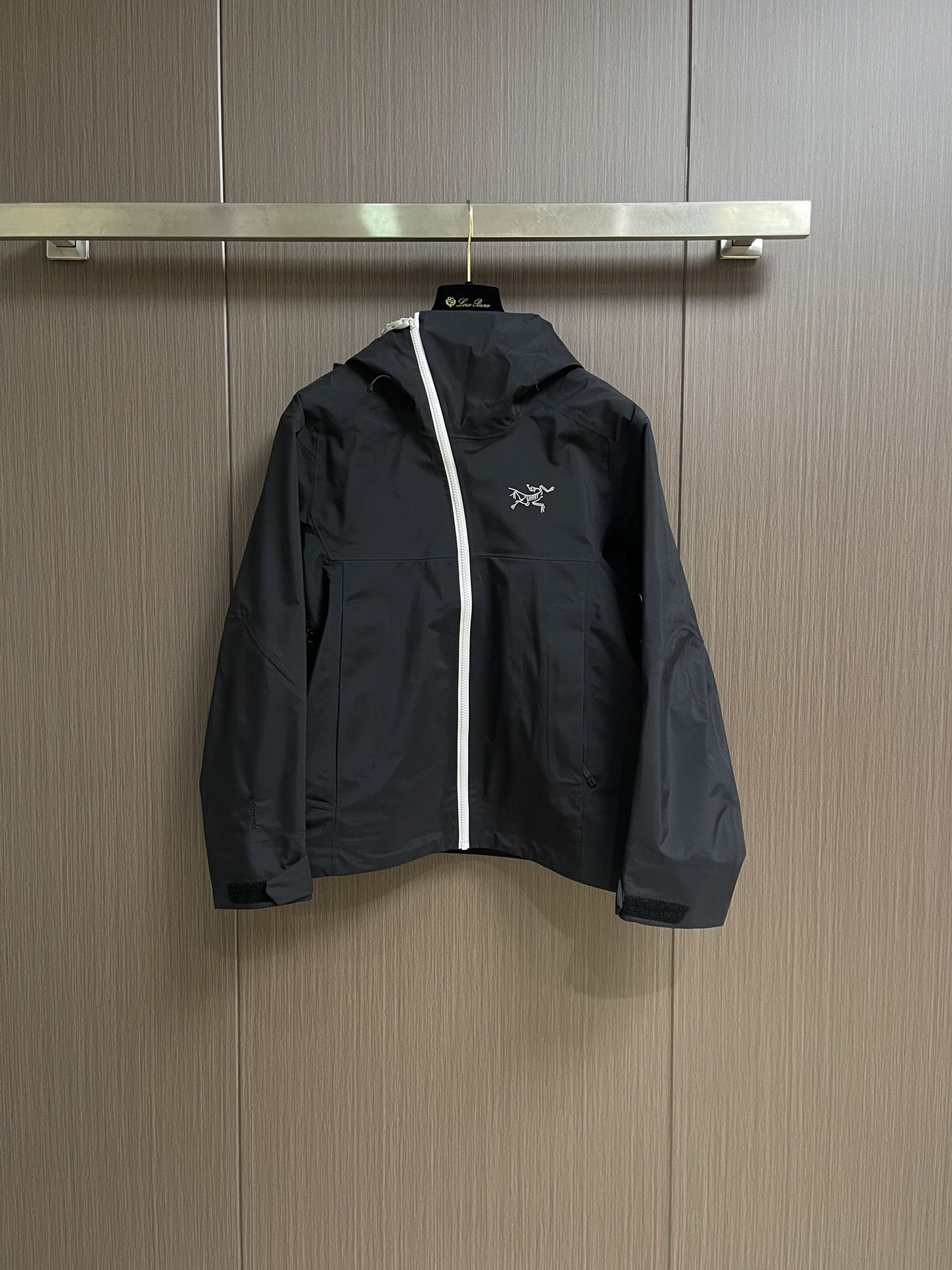 NO:521464,arcteryx beta lightweight, waterproof and windproof breathable hooded jacket, series hooded city outdoor lightweight, windproof and waterproof, simple solid color versatile, bluesign@ certified using warp knitted N40LGORE-TEX fabric, lightweight and high performance, lightweight and wear-resistant, windproof, waterproof and breathable, suitable for a variety of activities and environments!  The chest is made of ARC TERYX logo four-time glue pressing process, 3D three-dimensional bionic design clothes long arms, Tri-Durance waterproof and rainproof fabric, full set of customer-supplied auxiliary materials, underarm YKK two-way zipper, self-distinguishing the low version on the market, hardcore products, strongly recommended to buy, the upper body effect is great. Size XS-XL,, jackets & coats, jackets & coats, hats, alexander wang19860909arcteryx beta lightweight,防水防风透气连帽夹克外套,系列连帽城市户外轻量化 防风防水 简约纯色百搭,采用bluesign＠认人证的采用带经编背村N40LGORE-TEX面料,轻量高性能,轻薄而耐磨,防风、防水且透气,适用于多种活动和环境！胸前采用ARC TERYX徽标四次压胶工艺,整衣3D立体仿生学设计衣长臂弯,Tri-Durance防水防雨面料,全套客供辅料,腋下YKK双向拉链,自行区别市面低版本,硬核货,强力推荐入手,上身效果巨好.尺码XS-XL,,jackets & coats,jackets & coats,hats,alexander wang,Men's clothing