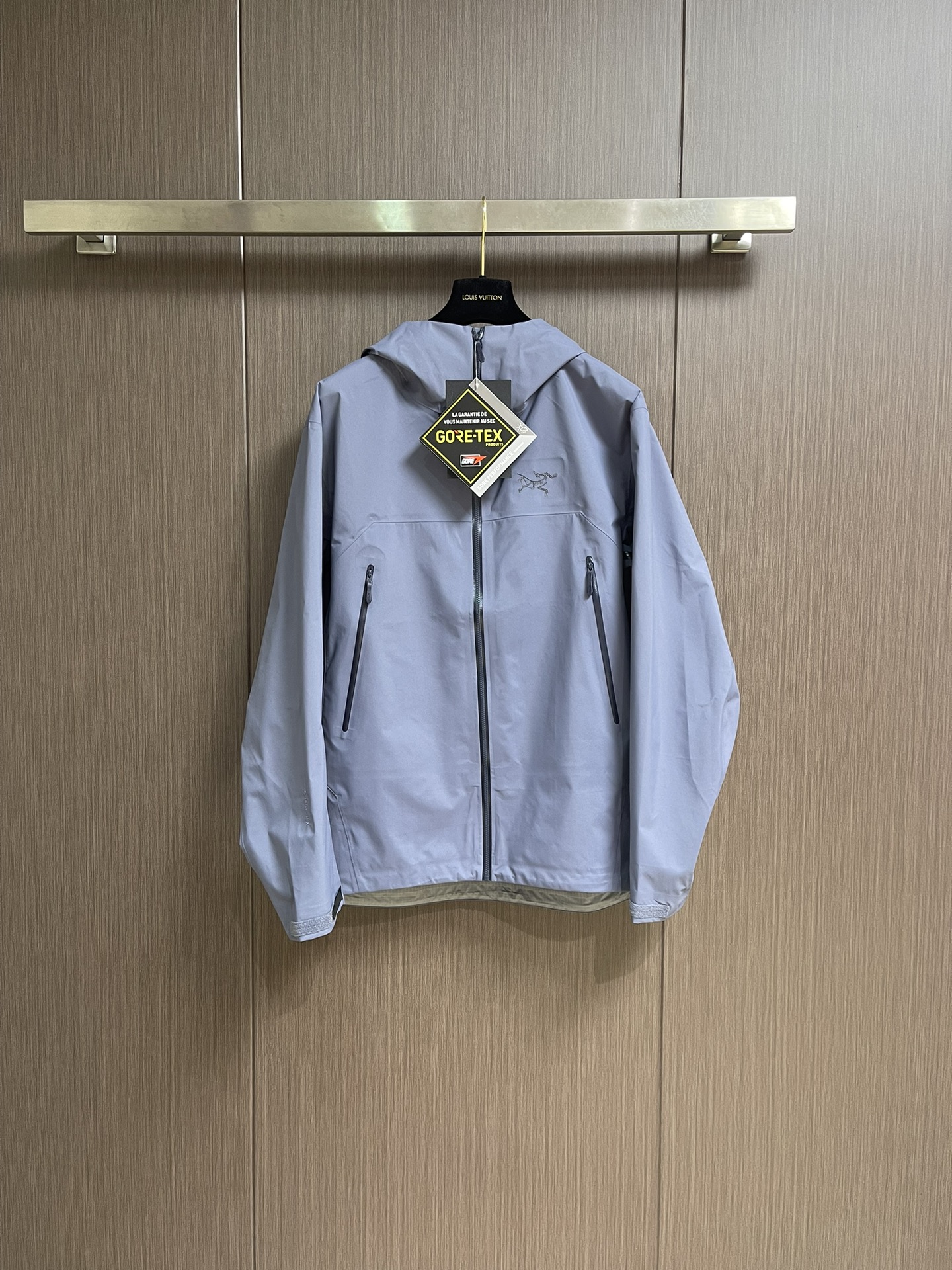 NO:565796,The arcteryx Beta SL Jacket is a high-performance jacket designed for outdoor adventures. Exclusively imported machine embroidery with no burrs. Made of GORE-TEX fabric. It has excellent waterproof and breathable performance to ensure you can stay dry and comfortable in bad weather. Its high-quality design makes it easy to carry and very suitable for long-term hiking and travel. The new color of Beta SL is not only fashionable and eye-catching, but also increases visibility and improves safety in outdoor activities. Unique  StormHood hood design provides comprehensive head protection without affecting vision. The armpit zipper design enhances breathability and prevents overheating. It is an indispensable and ideal choice for you whether you are climbing, hiking or daily commuting. Size S-XXL, arc'teryx, jackets & coats,jackets &   coats,hats,alexander wang19860909arcteryx 始祖鸟 Beta SL冲锋衣是一款专为户外探险设计的高性能夹克外套.独家进口机刺绣 无毛边毛刺.采用GORE-TEX 面料.具备卓越的防水透气性能,确保在恶劣天气下依然保持干爽舒适.其高质量设计使其便于携带,非常适合长时间的徒步和旅行.Beta SL新色不仅时尚亮眼,还增加了户外活动中的可见性,提升安全性.独特的 StormHood帽兜设计,提供全面的头部保护,同时不影响视野.腋下拉链设计增强了透气性,防止过热.无论是登山、徒步还是日常通勤都是您不可或缺的理想选择.尺码S-XXL,arc'teryx,jackets & coats,jackets & coats,hats,alexander wang,Men's clothing