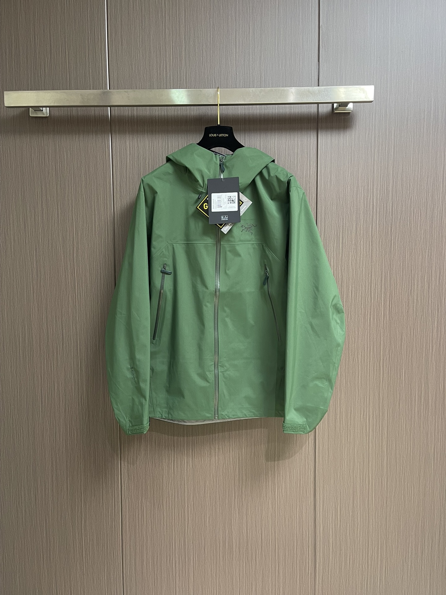 NO:528049,arcteryx Beta SL jacket is a high-performance jacket designed for outdoor adventure. Exclusively imported machine embroidered with burrs, GORE-TEX fabric. It has excellent waterproof and breathable properties to ensure that it remains dry and comfortable in bad weather. Its high-quality design makes it easy to carry and is ideal for long-term hiking and traveling. The new Beta SL color is not only fashionable and eye-catching, but also increases visibility during outdoor activities and improves safety. The unique StormHood hood design provides comprehensive head protection without affecting the field of view. The underarm zipper design enhances breathability and prevents overheating. Whether it is mountaineering, hiking or daily commuting, it is an indispensable choice for you. Size S-XXL, arc'teryx, jackets & coats, jackets &  coats, hats, alexander wang19860909arcteryx 始祖鸟 Beta SL冲锋衣是一款专为户外探险设计的高性能夹克外套.独家进口机刺绣 无毛边毛刺.采用GORE-TEX 面料.具备卓越的防水透气性能,确保在恶劣天气下依然保持干爽舒适.其高质量设计使其便于携带,非常适合长时间的徒步和旅行.Beta SL新色不仅时尚亮眼,还增加了户外活动中的可见性,提升安全性.独特的 StormHood帽兜设计,提供全面的头部保护,同时不影响视野.腋下拉链设计增强了透气性,防止过热.无论是登山、徒步还是日常通勤都是您不可或缺的理想选择.尺码S-XXL,arc'teryx,jackets & coats,jackets & coats,hats,alexander wang,Men's clothing