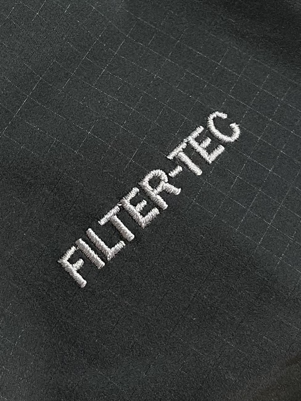 KAILAS 凯乐石博格达LT连帽外套，轻量升级的徒步型，提供持久防风雨保护的同时，更加轻盈，便于快速探