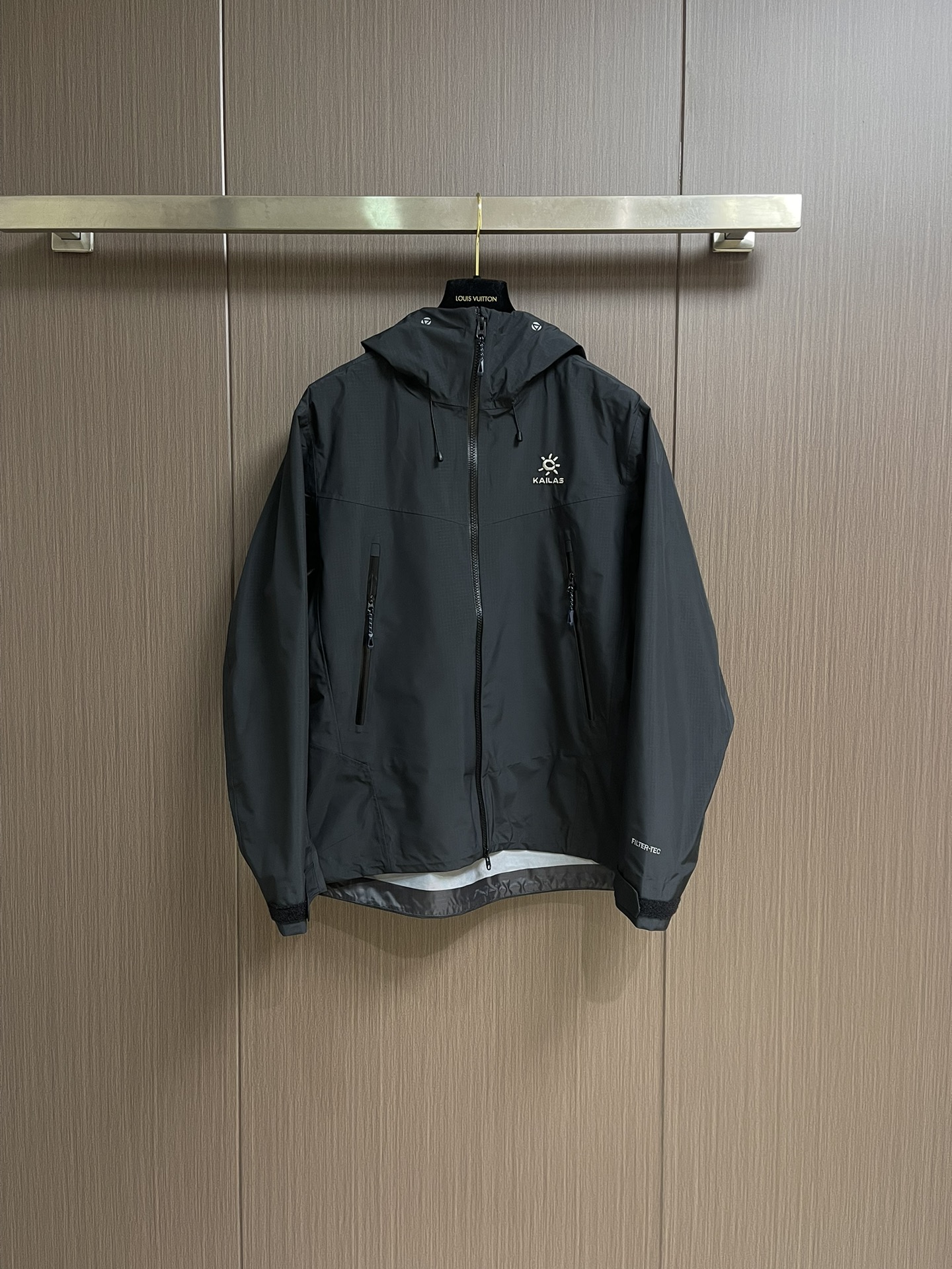 KAILAS 凯乐石博格达LT连帽外套，轻量升级的徒步型，提供持久防风雨保护的同时，更加轻盈，便于快速探