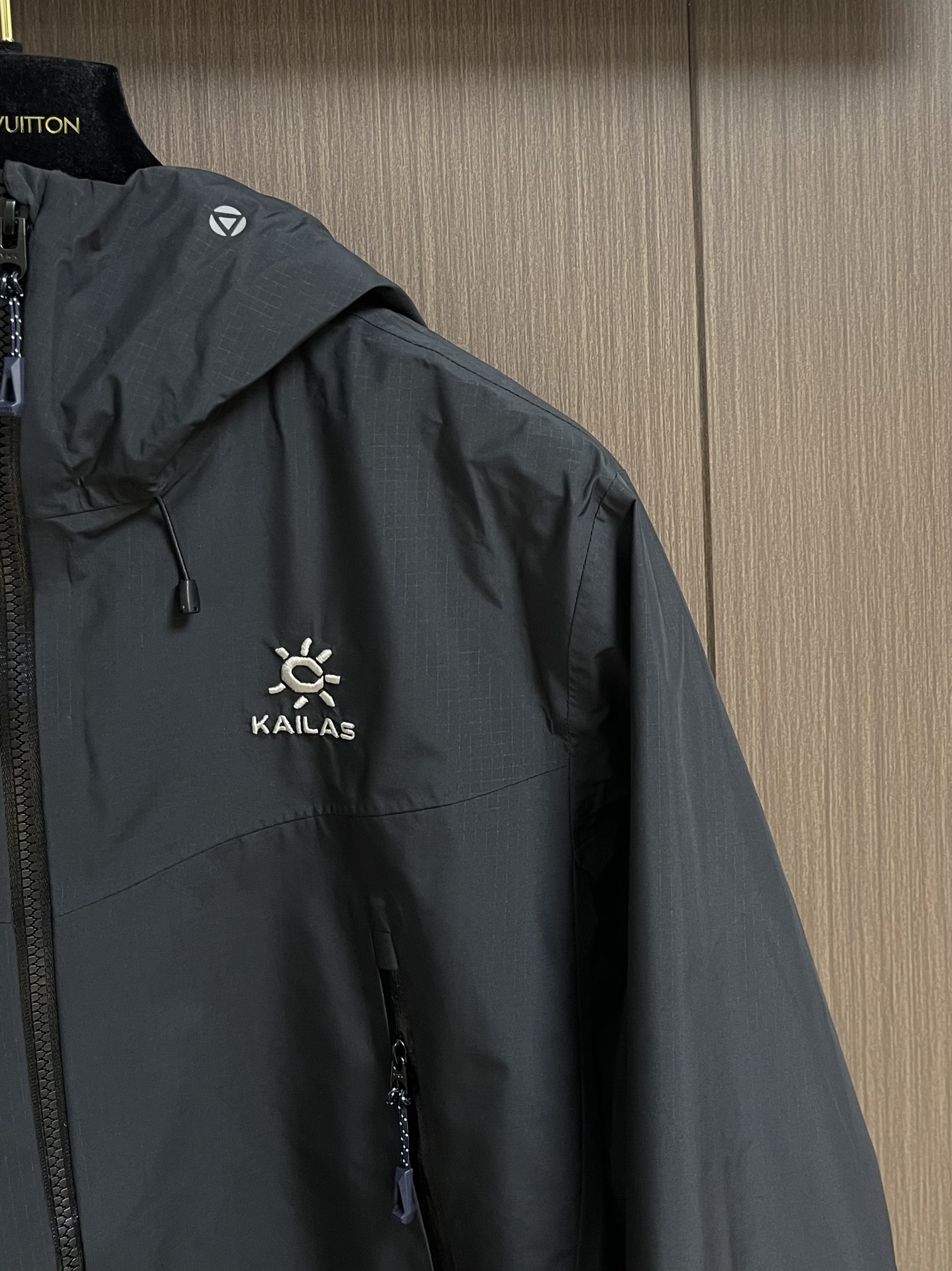 KAILAS 凯乐石博格达LT连帽外套，轻量升级的徒步型，提供持久防风雨保护的同时，更加轻盈，便于快速探