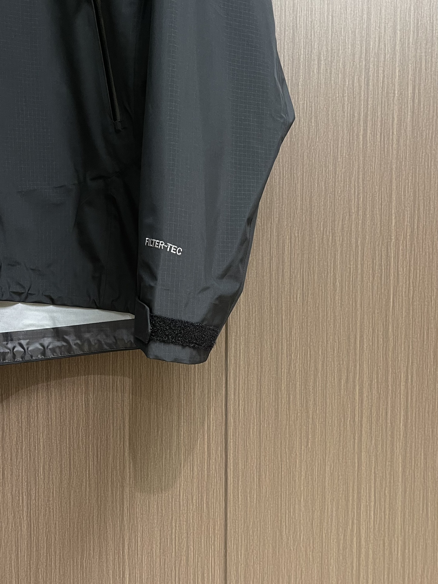 KAILAS 凯乐石博格达LT连帽外套，轻量升级的徒步型，提供持久防风雨保护的同时，更加轻盈，便于快速探