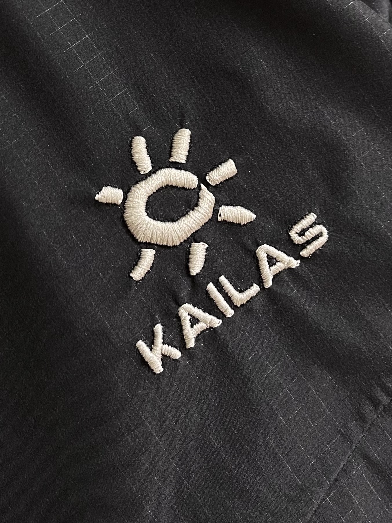 KAILAS 凯乐石博格达LT连帽外套，轻量升级的徒步型，提供持久防风雨保护的同时，更加轻盈，便于快速探