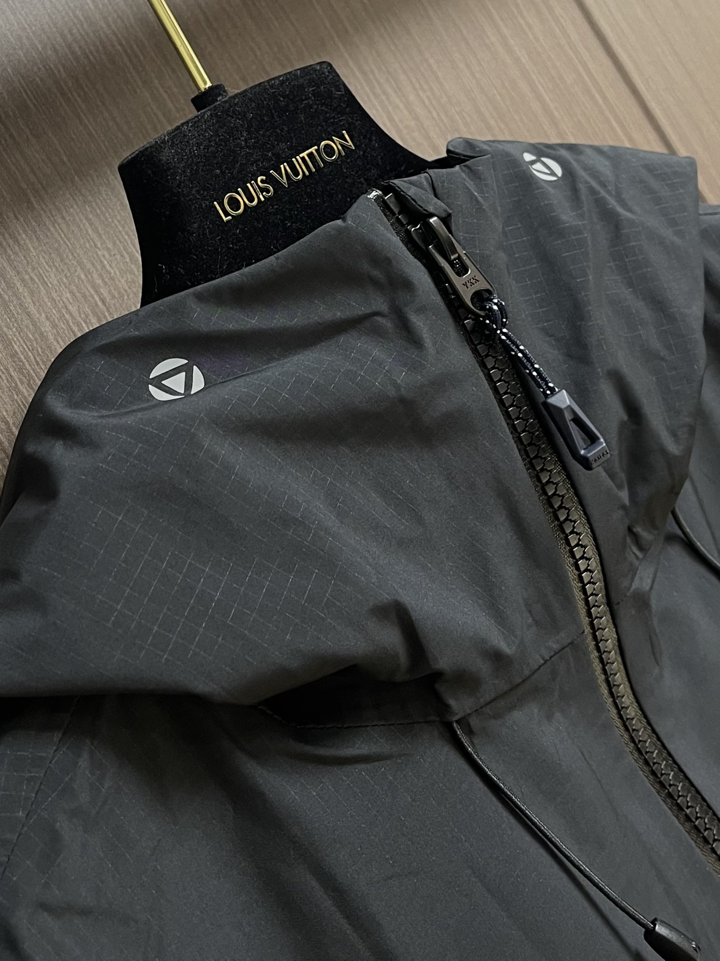 KAILAS 凯乐石博格达LT连帽外套，轻量升级的徒步型，提供持久防风雨保护的同时，更加轻盈，便于快速探