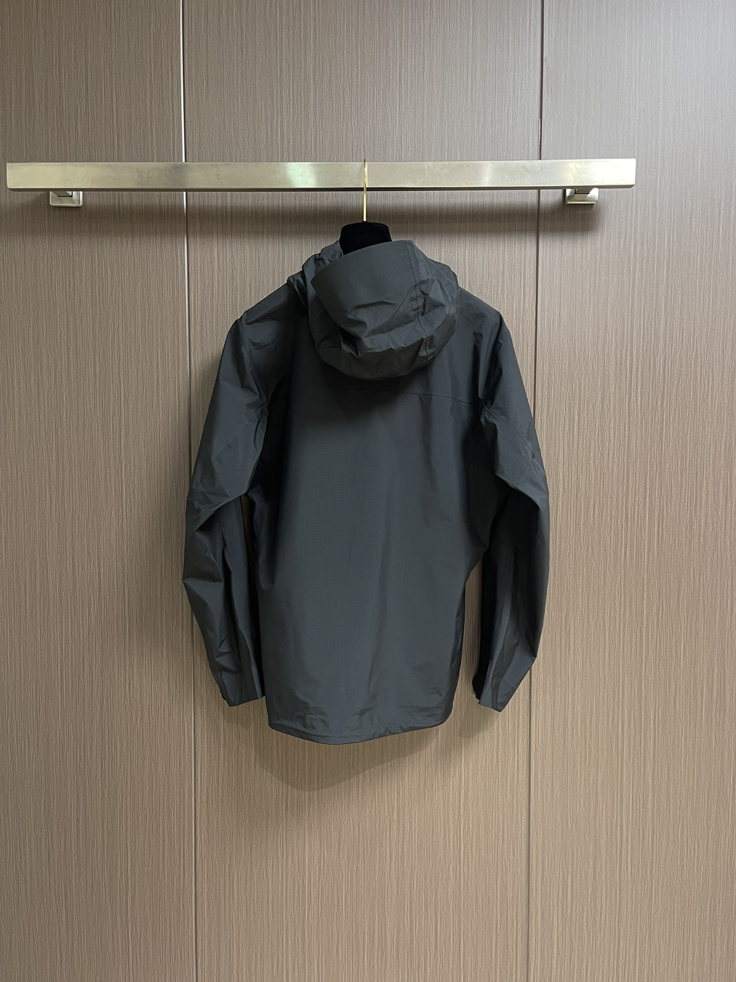 KAILAS 凯乐石博格达LT连帽外套，轻量升级的徒步型，提供持久防风雨保护的同时，更加轻盈，便于快速探