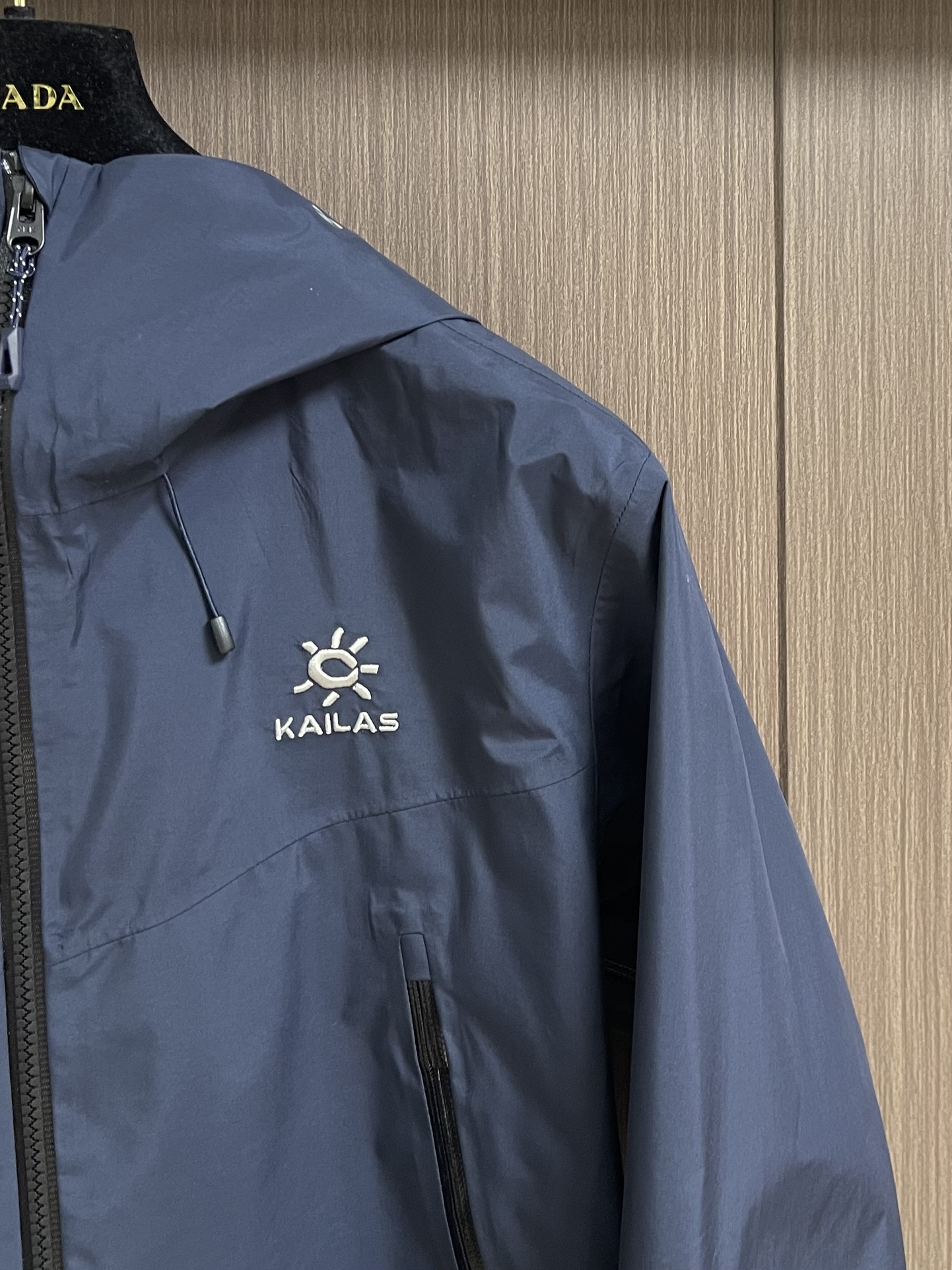 KAILAS 凯乐石博格达LT连帽外套，轻量升级的徒步型，提供持久防风雨保护的同时，更加轻盈，便于快速探