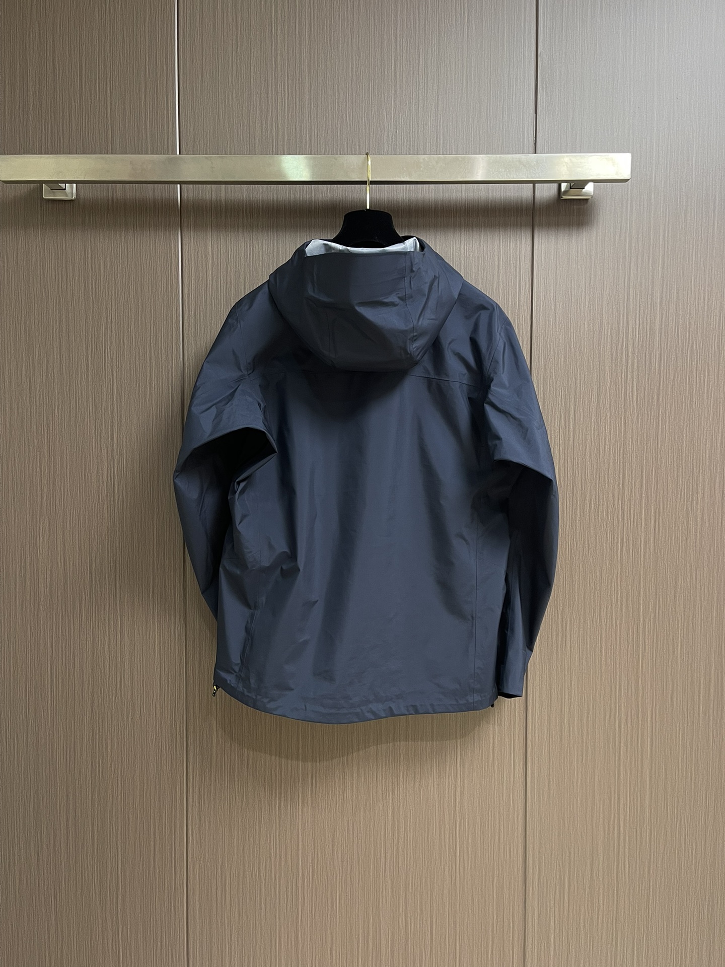 KAILAS 凯乐石博格达LT连帽外套，轻量升级的徒步型，提供持久防风雨保护的同时，更加轻盈，便于快速探