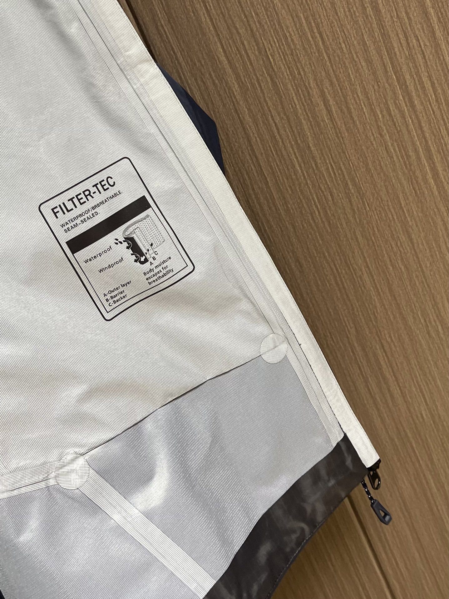 KAILAS 凯乐石博格达LT连帽外套，轻量升级的徒步型，提供持久防风雨保护的同时，更加轻盈，便于快速探