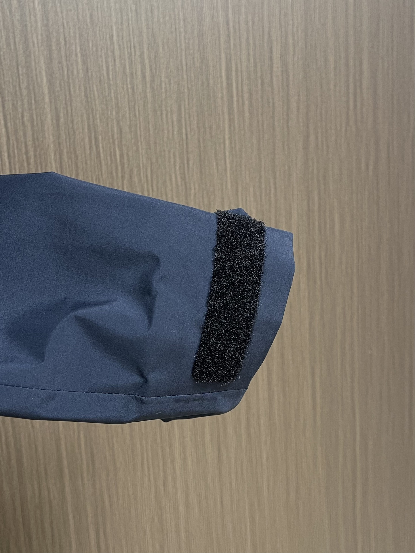 KAILAS 凯乐石博格达LT连帽外套，轻量升级的徒步型，提供持久防风雨保护的同时，更加轻盈，便于快速探