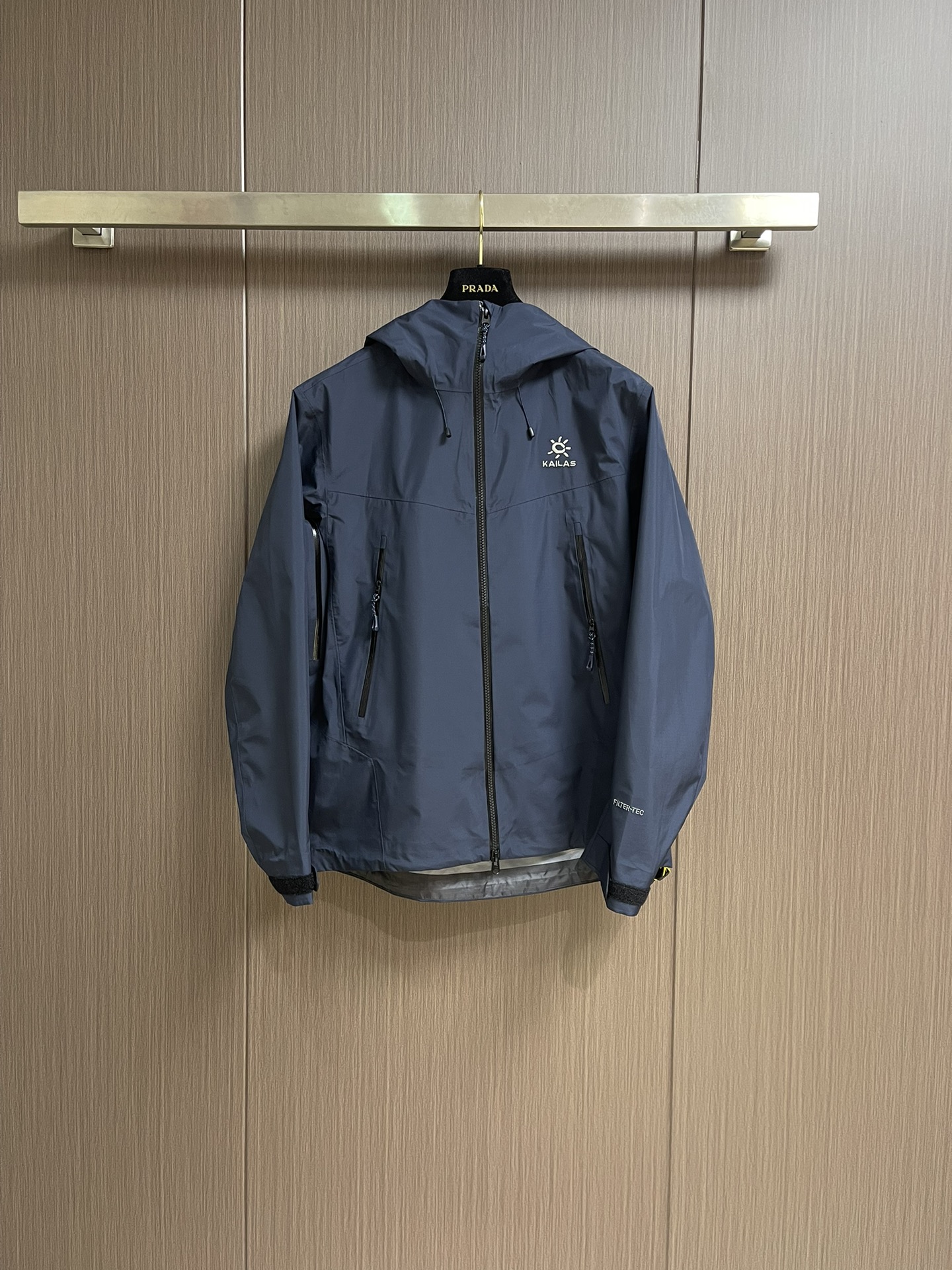 KAILAS 凯乐石博格达LT连帽外套，轻量升级的徒步型，提供持久防风雨保护的同时，更加轻盈，便于快速探