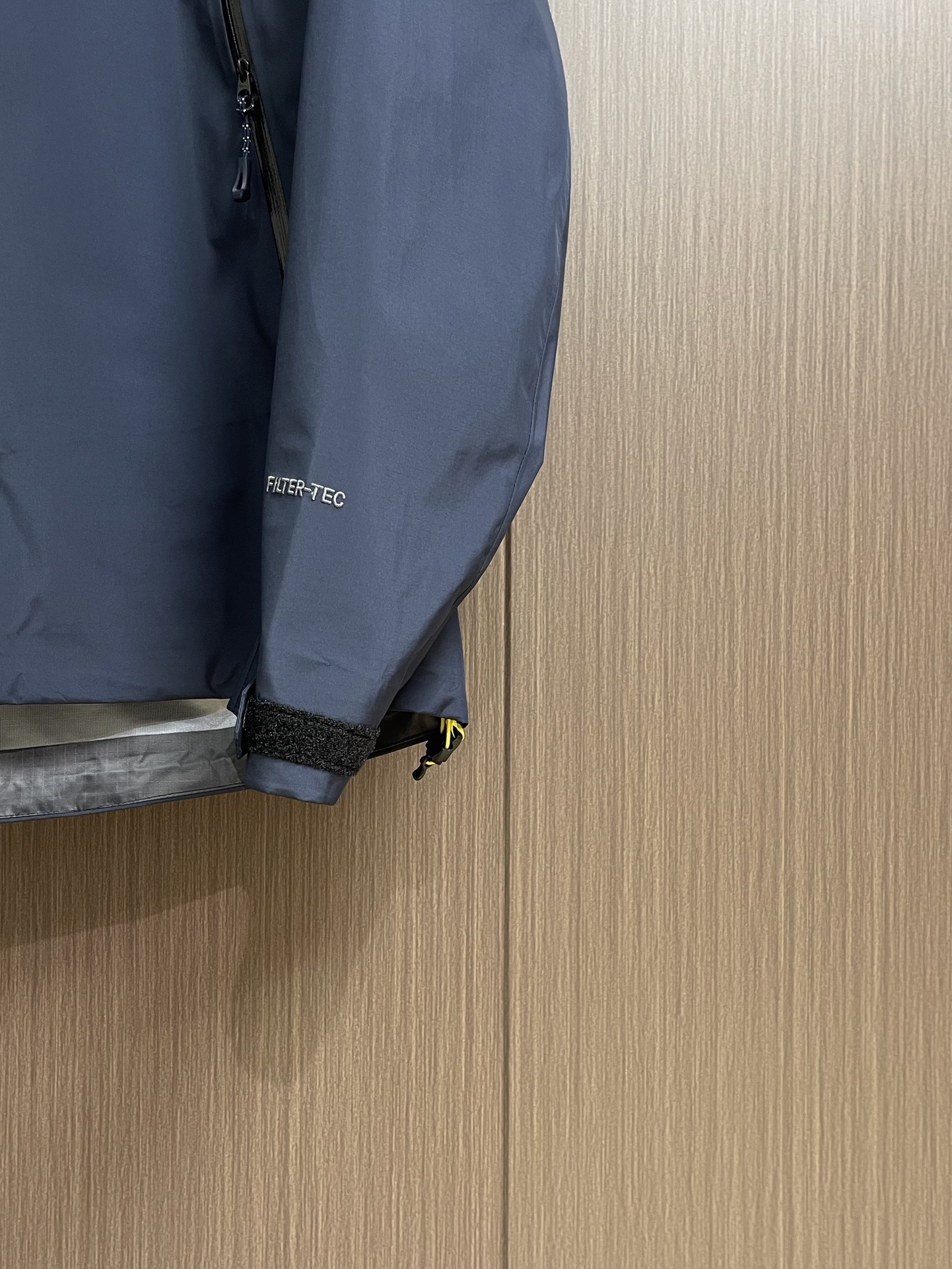 KAILAS 凯乐石博格达LT连帽外套，轻量升级的徒步型，提供持久防风雨保护的同时，更加轻盈，便于快速探