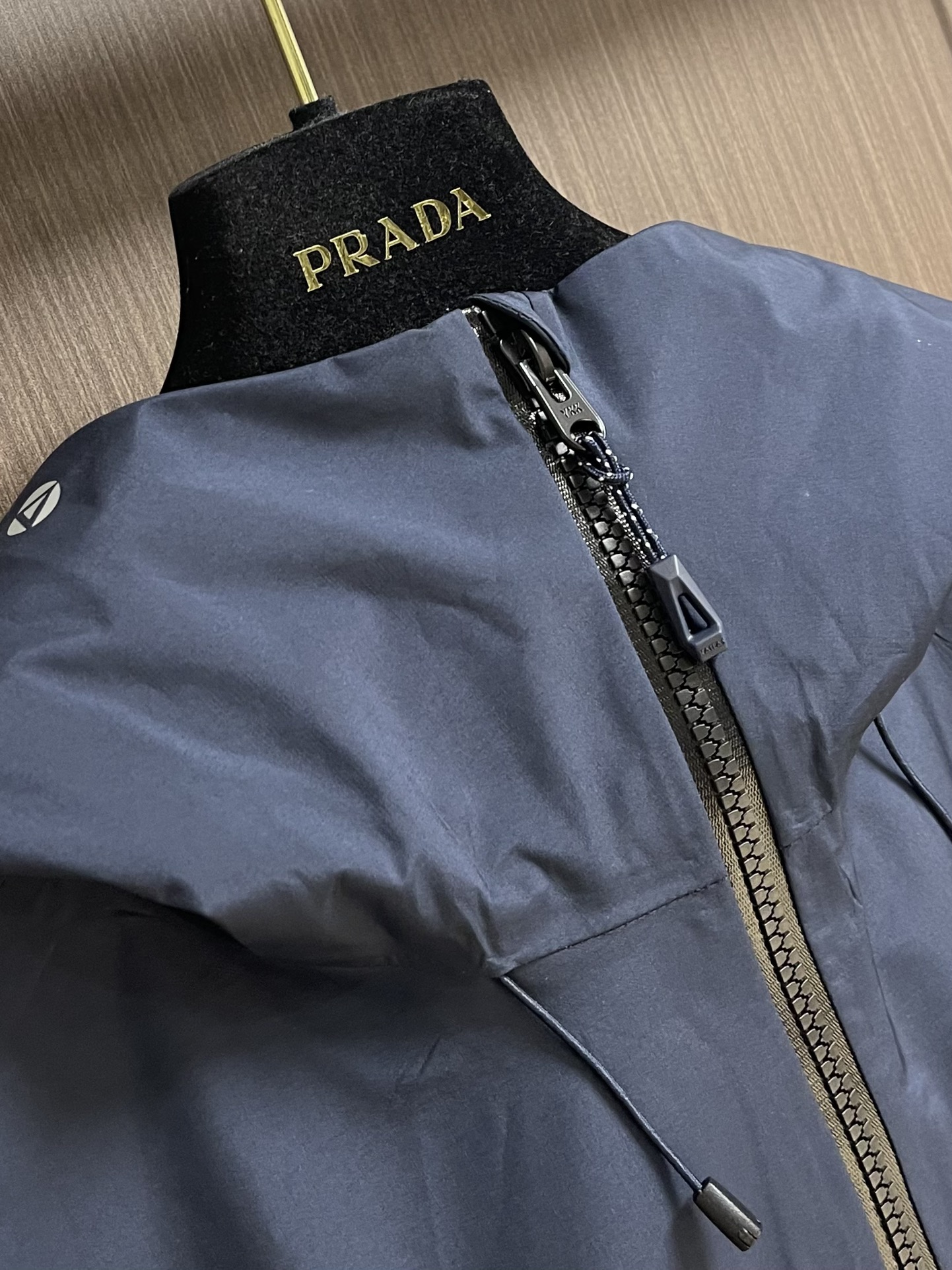 KAILAS 凯乐石博格达LT连帽外套，轻量升级的徒步型，提供持久防风雨保护的同时，更加轻盈，便于快速探