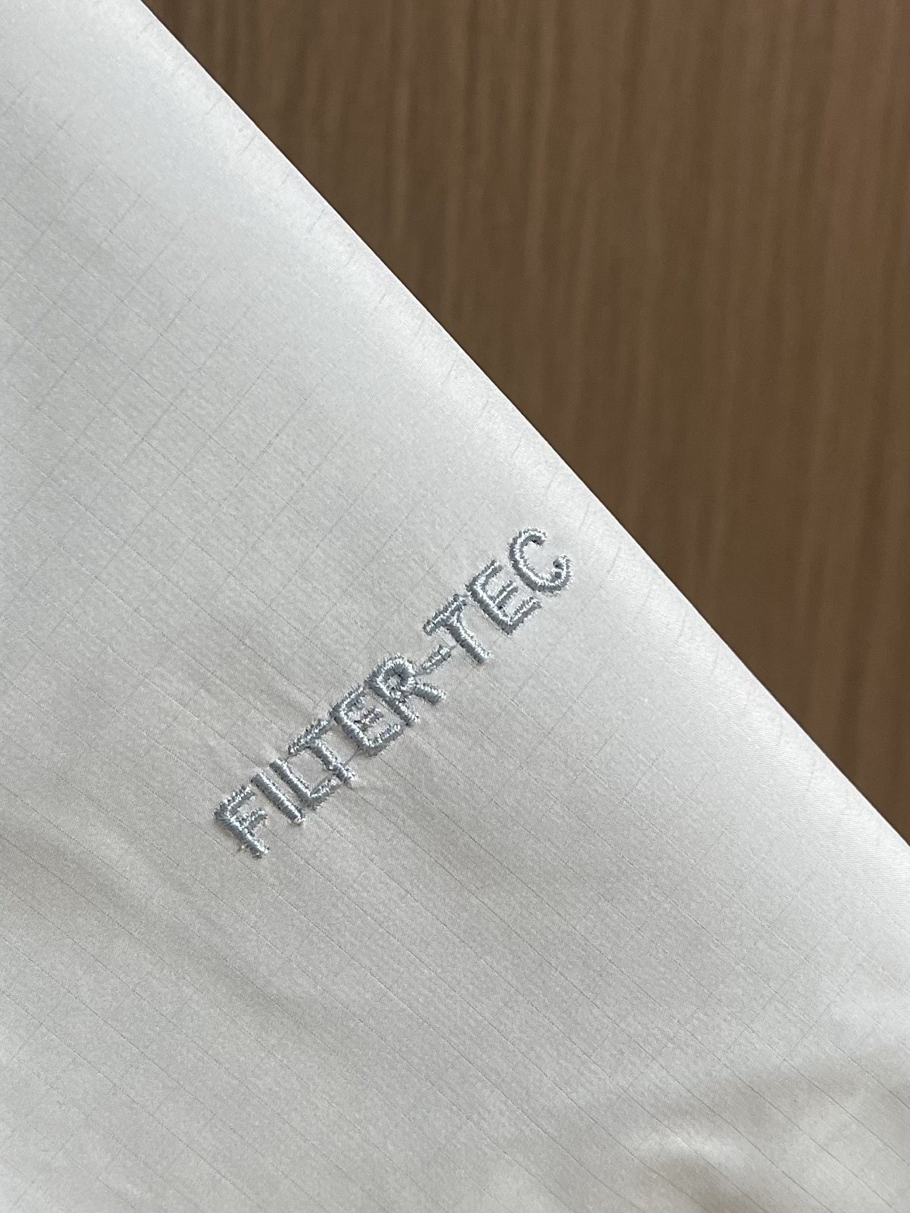 KAILAS 凯乐石博格达LT连帽外套，轻量升级的徒步型，提供持久防风雨保护的同时，更加轻盈，便于快速探