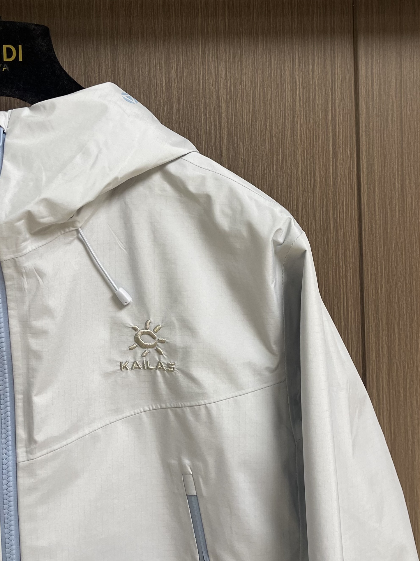 KAILAS 凯乐石博格达LT连帽外套，轻量升级的徒步型，提供持久防风雨保护的同时，更加轻盈，便于快速探