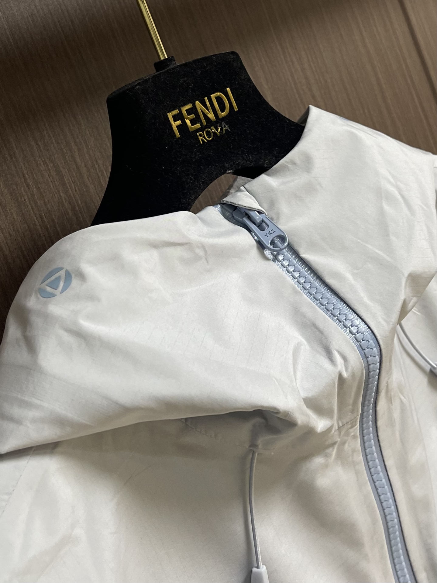 KAILAS 凯乐石博格达LT连帽外套，轻量升级的徒步型，提供持久防风雨保护的同时，更加轻盈，便于快速探