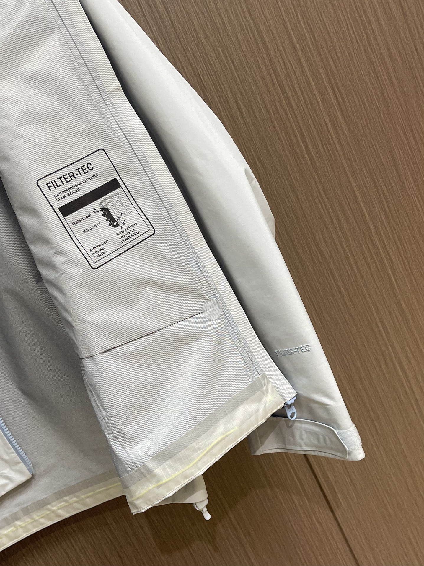 KAILAS 凯乐石博格达LT连帽外套，轻量升级的徒步型，提供持久防风雨保护的同时，更加轻盈，便于快速探