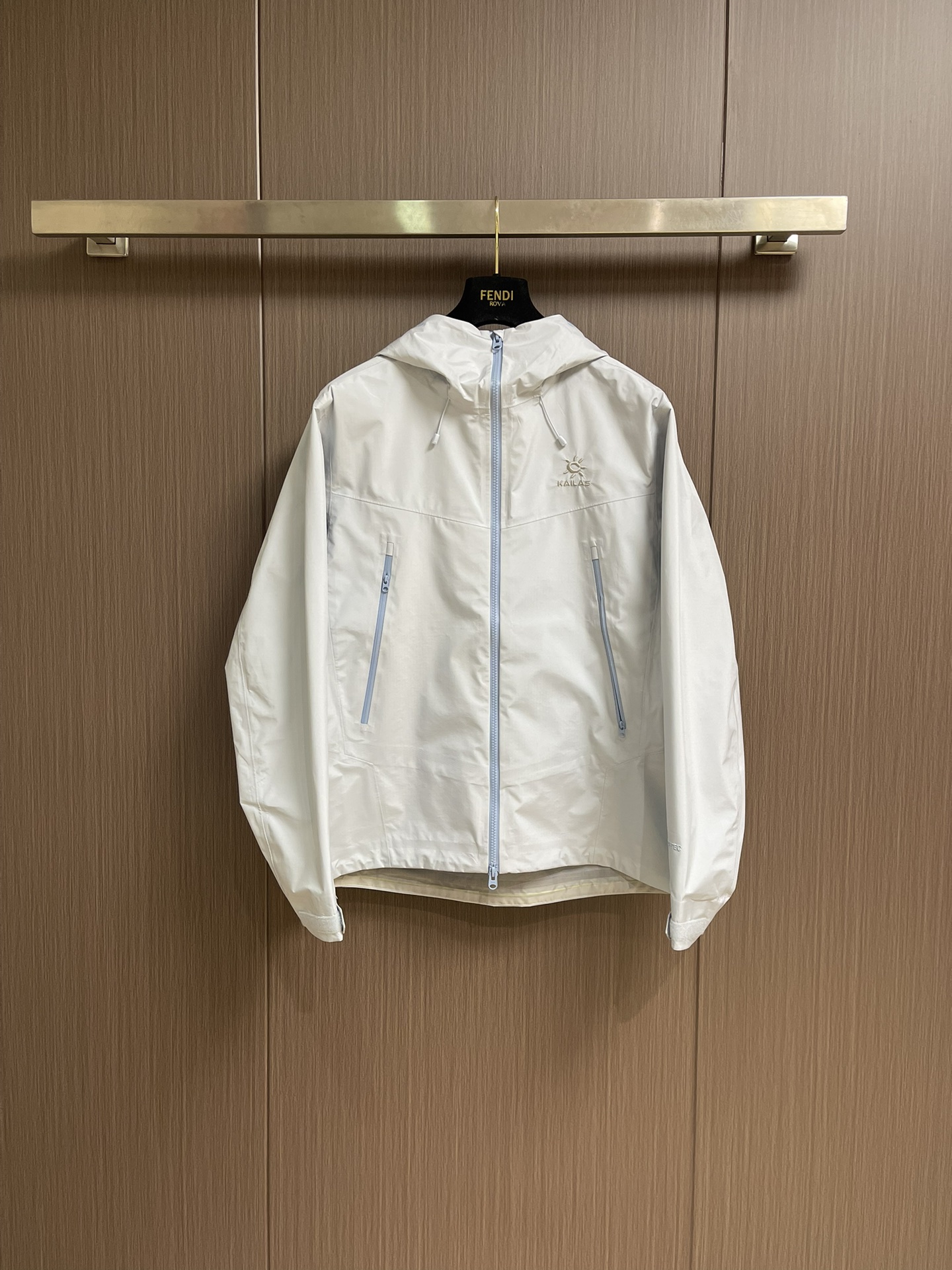 KAILAS 凯乐石博格达LT连帽外套，轻量升级的徒步型，提供持久防风雨保护的同时，更加轻盈，便于快速探