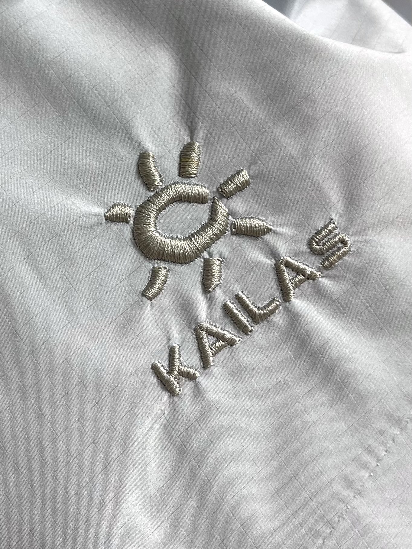 KAILAS 凯乐石博格达LT连帽外套，轻量升级的徒步型，提供持久防风雨保护的同时，更加轻盈，便于快速探