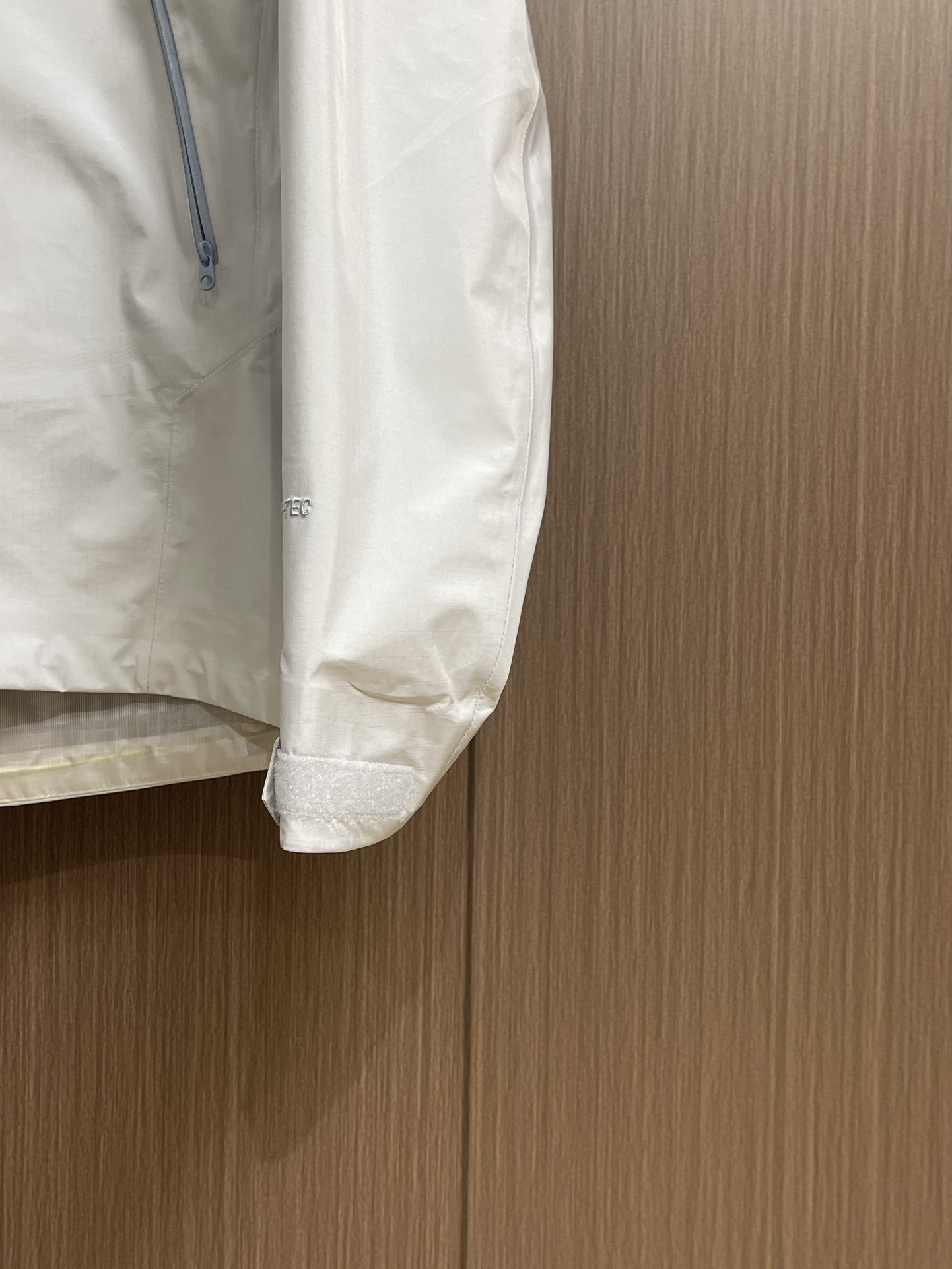 KAILAS 凯乐石博格达LT连帽外套，轻量升级的徒步型，提供持久防风雨保护的同时，更加轻盈，便于快速探