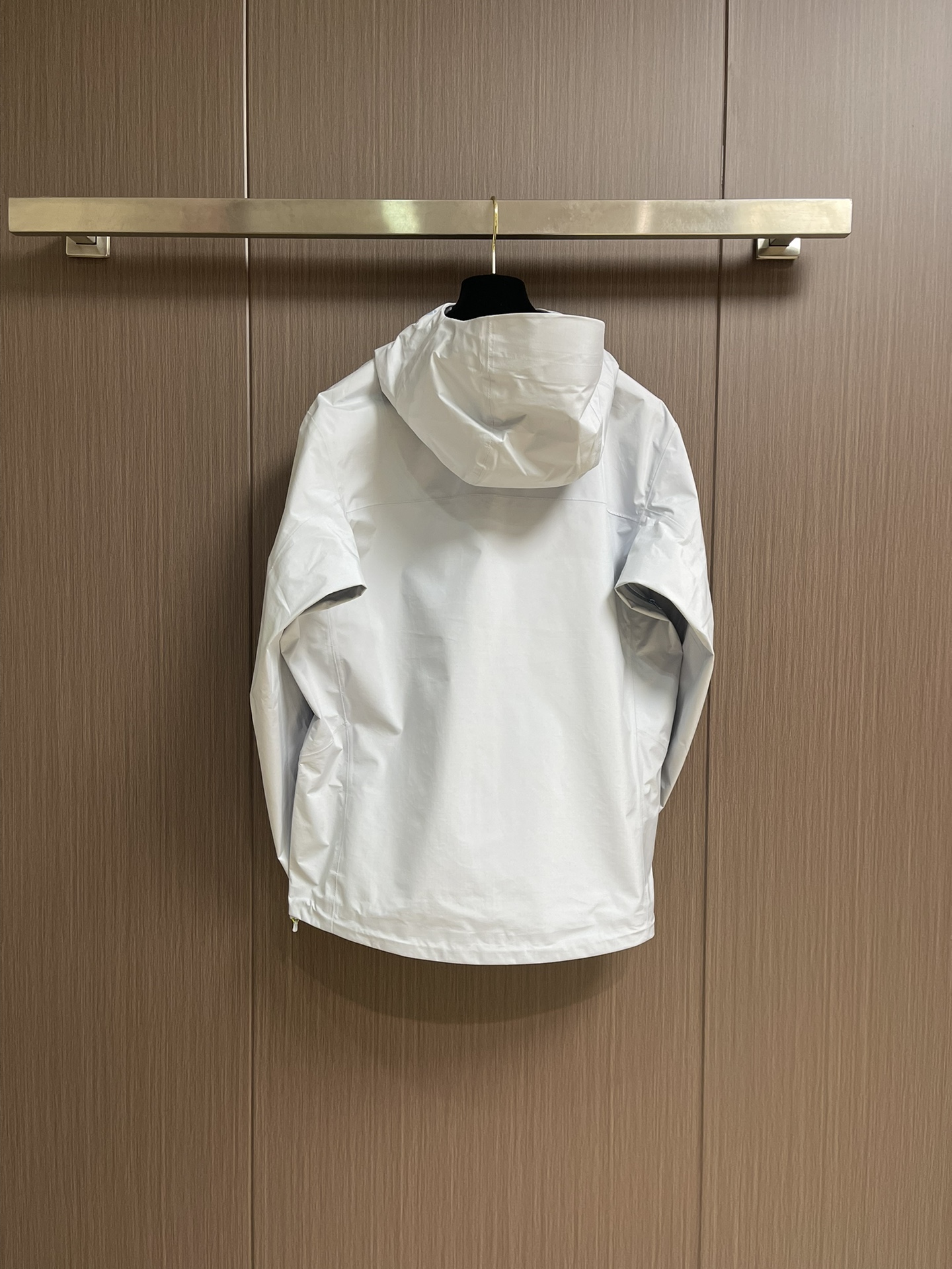 KAILAS 凯乐石博格达LT连帽外套，轻量升级的徒步型，提供持久防风雨保护的同时，更加轻盈，便于快速探