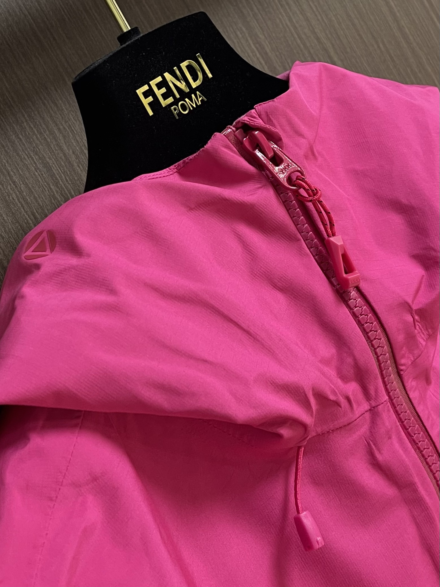 KAILAS 凯乐石博格达LT连帽外套，轻量升级的徒步型，提供持久防风雨保护的同时，更加轻盈，便于快速探