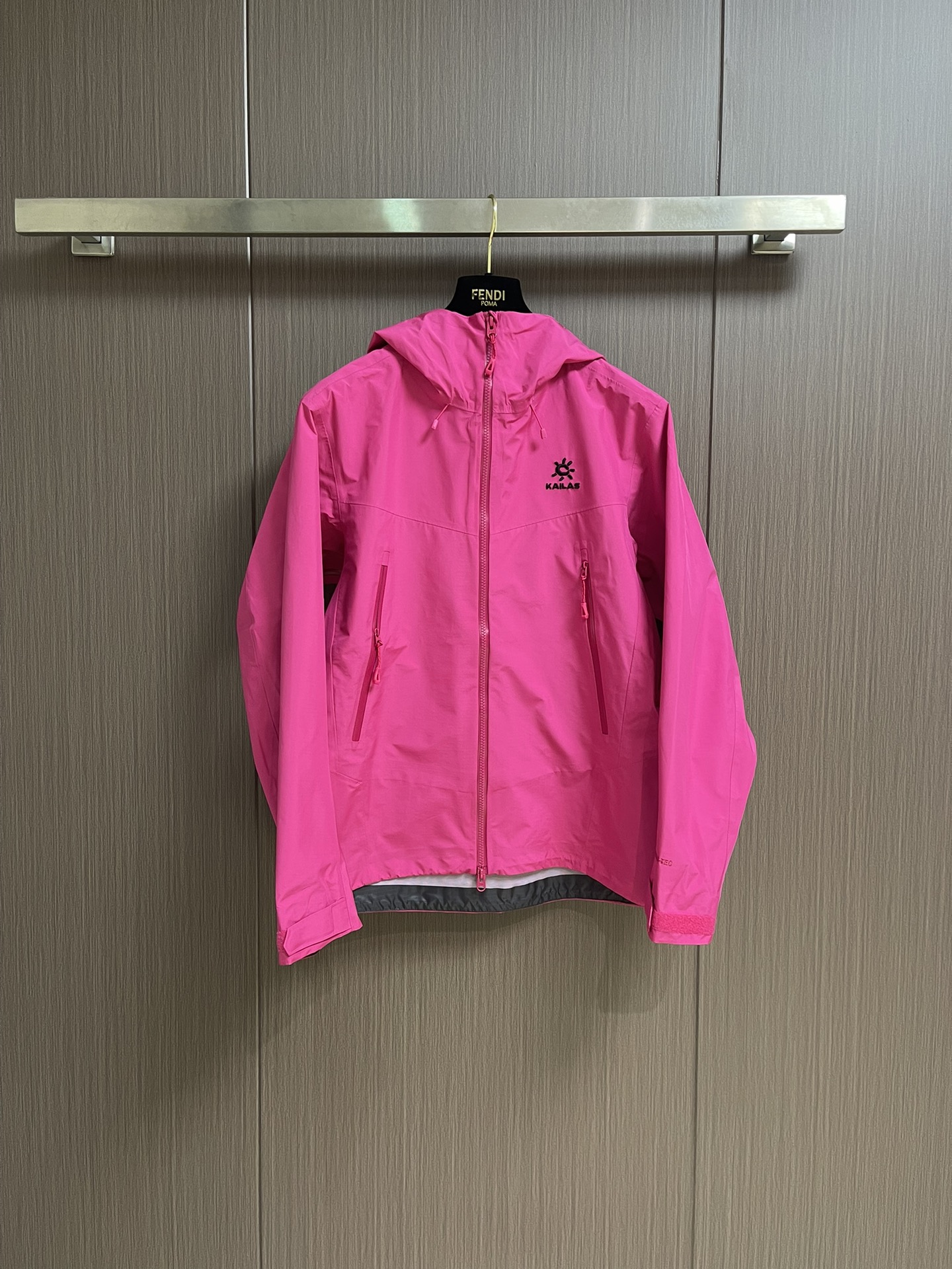 KAILAS 凯乐石博格达LT连帽外套，轻量升级的徒步型，提供持久防风雨保护的同时，更加轻盈，便于快速探