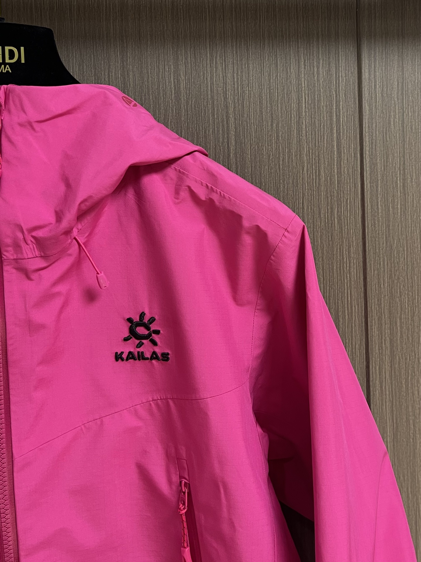 KAILAS 凯乐石博格达LT连帽外套，轻量升级的徒步型，提供持久防风雨保护的同时，更加轻盈，便于快速探