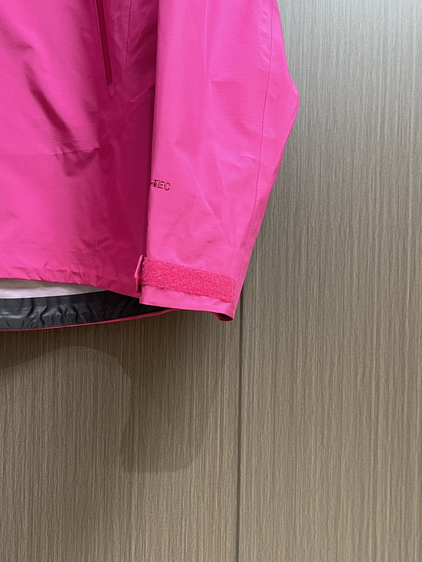 KAILAS 凯乐石博格达LT连帽外套，轻量升级的徒步型，提供持久防风雨保护的同时，更加轻盈，便于快速探