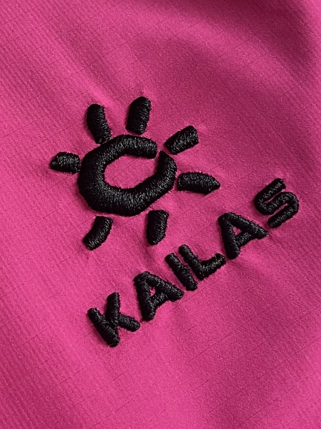 KAILAS 凯乐石博格达LT连帽外套，轻量升级的徒步型，提供持久防风雨保护的同时，更加轻盈，便于快速探