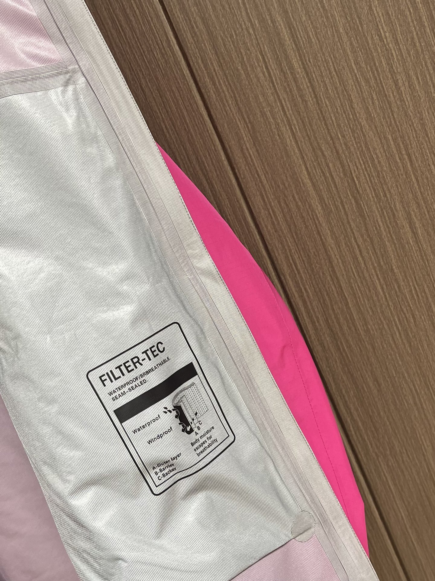 KAILAS 凯乐石博格达LT连帽外套，轻量升级的徒步型，提供持久防风雨保护的同时，更加轻盈，便于快速探