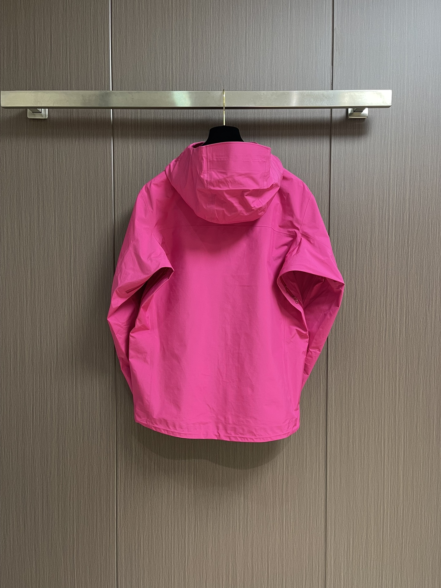 KAILAS 凯乐石博格达LT连帽外套，轻量升级的徒步型，提供持久防风雨保护的同时，更加轻盈，便于快速探