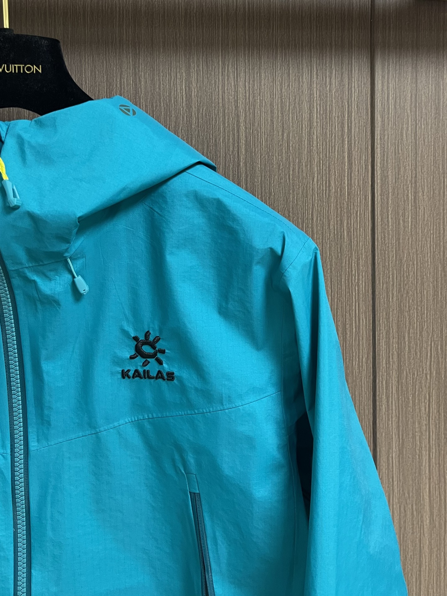 KAILAS 凯乐石博格达LT连帽外套，轻量升级的徒步型，提供持久防风雨保护的同时，更加轻盈，便于快速探