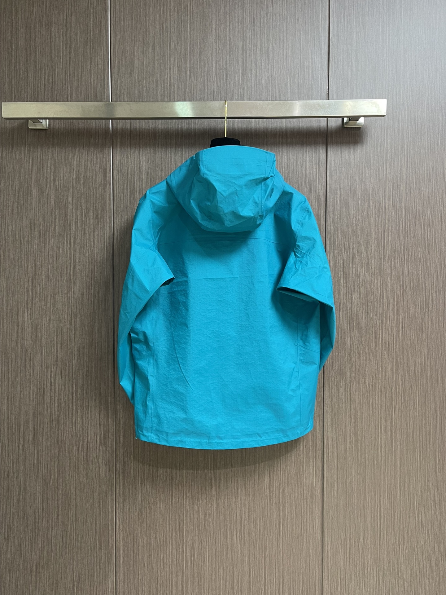 KAILAS 凯乐石博格达LT连帽外套，轻量升级的徒步型，提供持久防风雨保护的同时，更加轻盈，便于快速探