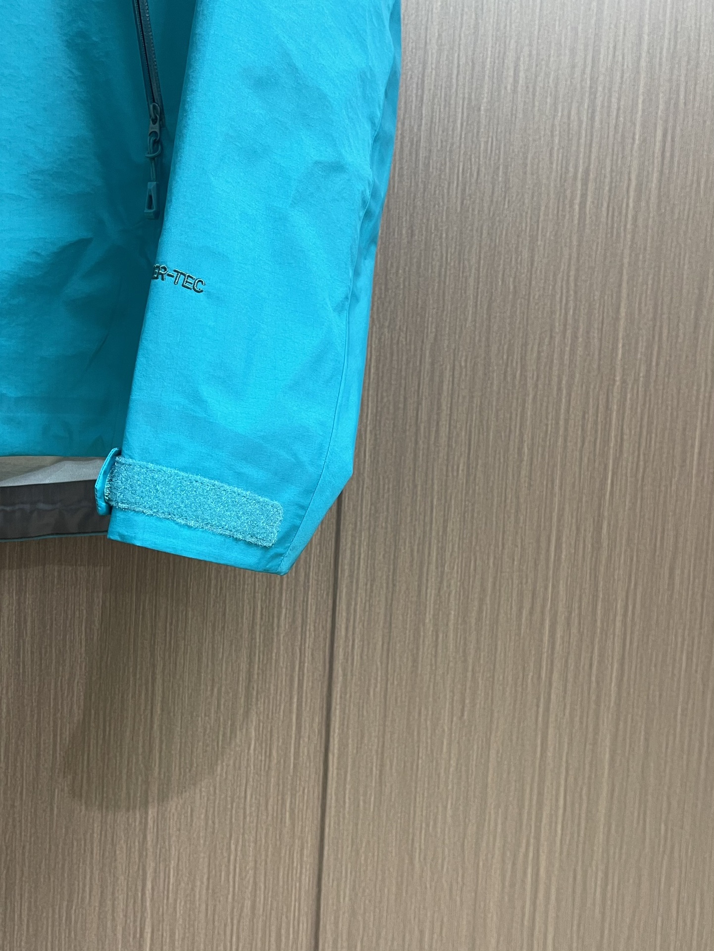 KAILAS 凯乐石博格达LT连帽外套，轻量升级的徒步型，提供持久防风雨保护的同时，更加轻盈，便于快速探