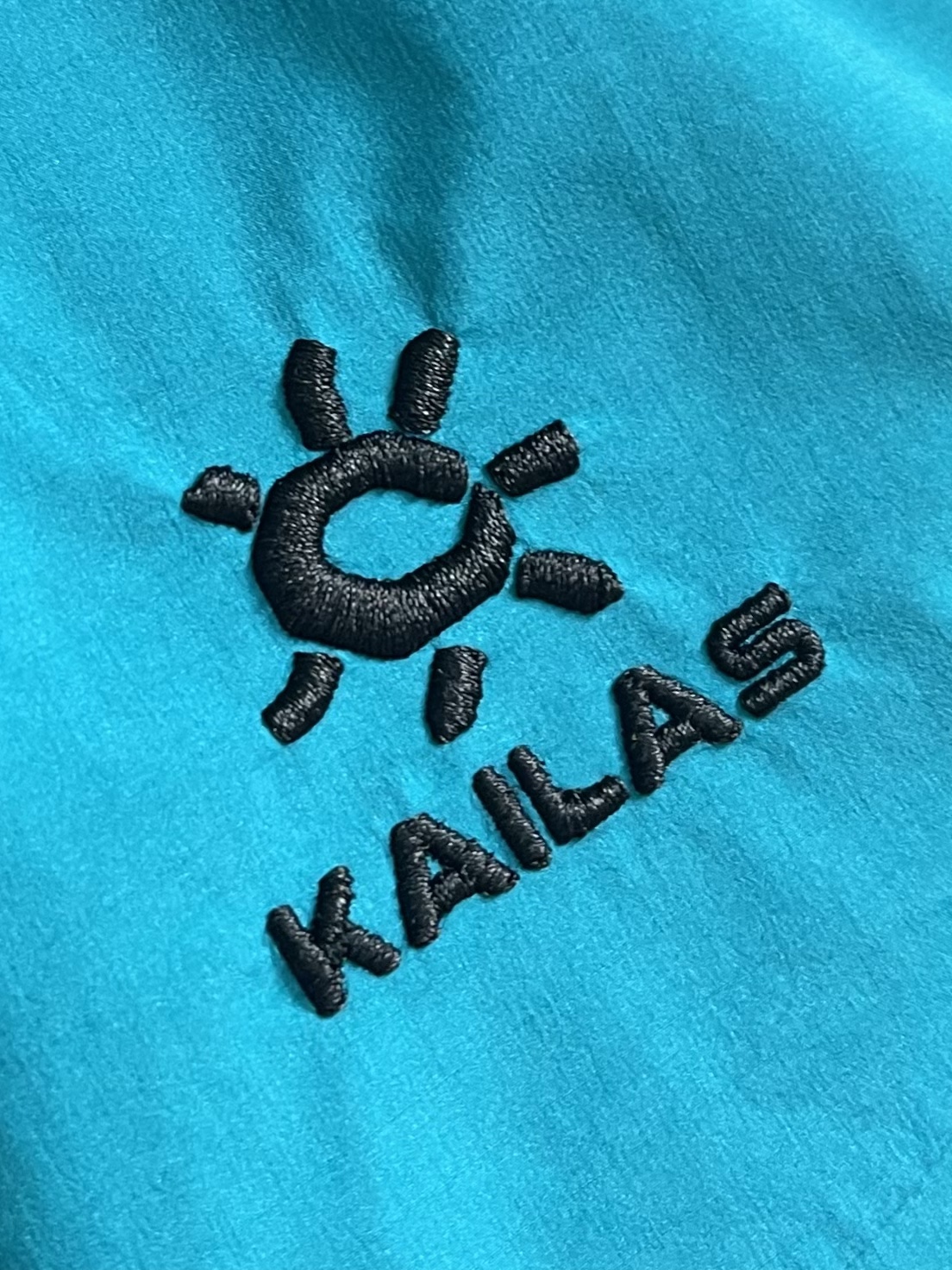 KAILAS 凯乐石博格达LT连帽外套，轻量升级的徒步型，提供持久防风雨保护的同时，更加轻盈，便于快速探