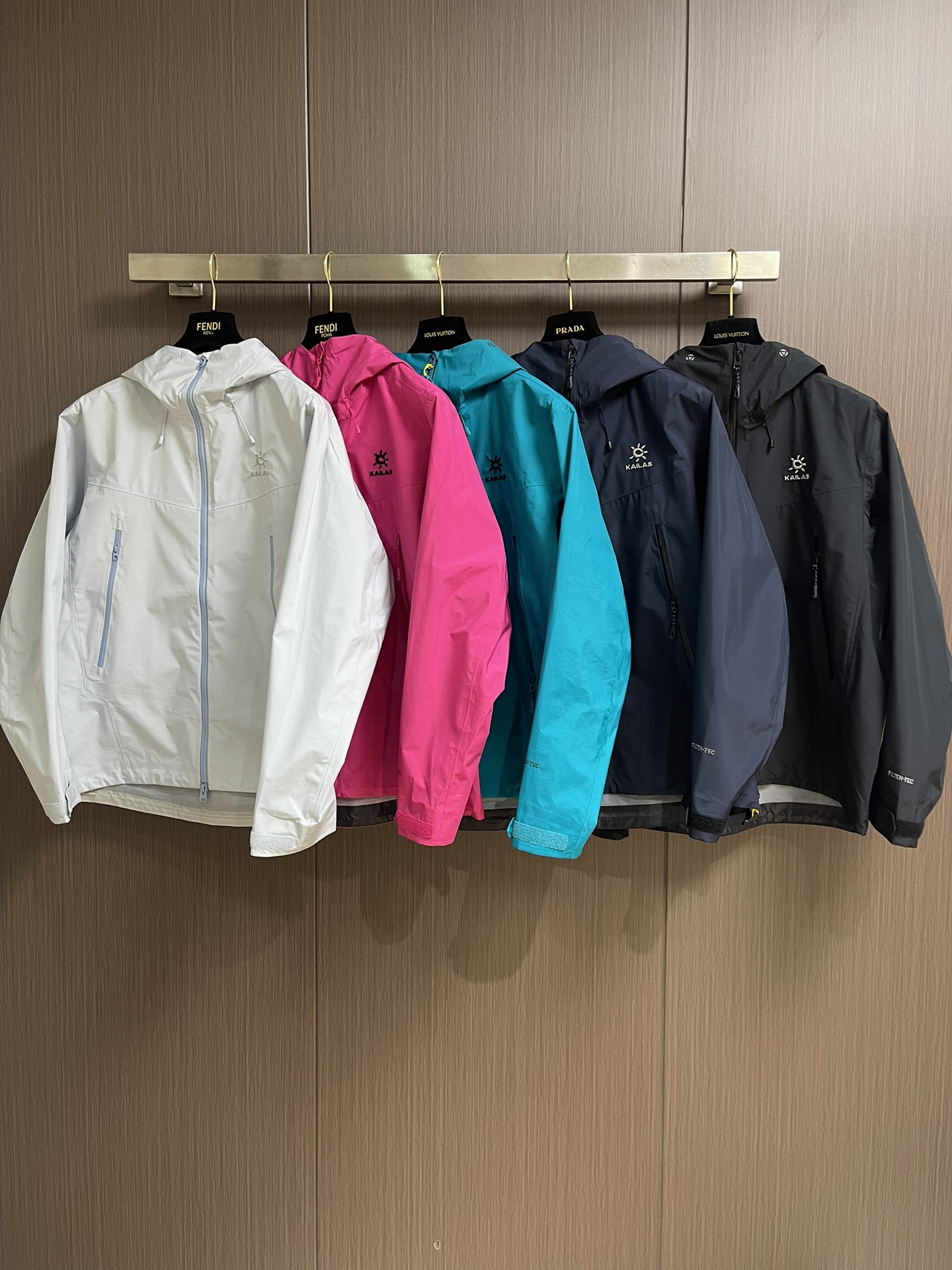 KAILAS 凯乐石博格达LT连帽外套，轻量升级的徒步型，提供持久防风雨保护的同时，更加轻盈，便于快速探