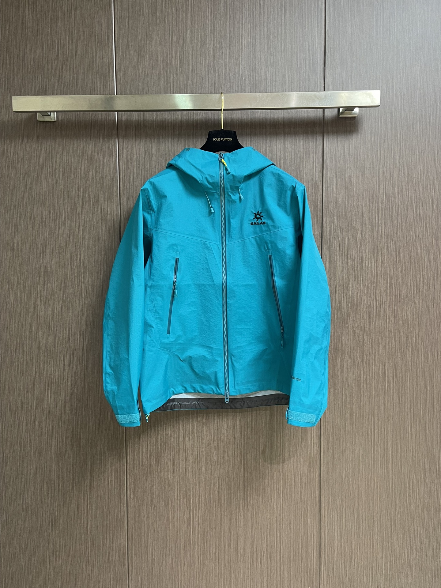 NO:521455,KAILAS Bogda LT hooded jacket, lightweight and upgraded hiking type, provides long-lasting weather protection, while being lighter and easier to explore quickly, providing sufficient protection and efficient sports experience for long-distance hiking. FILTER-TEC protection technology has high waterproof and moisture permeability, long-lasting waterproof, windproof, moisture permeable, durable, can improve the comfort of outdoor activities, and provides comprehensive protection in a changing mountain environment. At the same time, windproof and breathable bring a better wearing experience, breathable 5,000 +  This unique exterior uses light and thin 3L technology fabric, full-clothing glue pressing process, easy to store and package. FILTER-TEC protection technology is highly waterproof and moisture-permeable, lasting waterproof, windproof, moisture-permeable, durable, which can improve the comfort of outdoor activities and provide comprehensive protection in a changing mountain environment. It has a very unique and unique color scheme that allows you to feel unique. The meaning of this shaping has its own aesthetic and unique design. It is also quite professional in the outdoor industry and is known as China's most awesome spring and summer essential items. Size S-XXL, Jackets & coats, hats, alexander wang19860909KAILAS 凯乐石博格达LT连帽外套,轻量升级的徒步型,提供持久防风雨保护的同时,更加轻盈,便于快速探索,为长距离徒步提供充足防护和高效运动体验,FILTER-TEC防护科技,具有高防水透湿性,持久防水防风、透湿、耐用可以提升户外活动舒适度,并在山地多变环境中提供全面防护,同时防风透气带来更好的穿着体验,透气5000 + 这款独特的外部,采用轻薄3L科技面料,全衣压胶工艺,易收纳打包,FILTER-TEC防护科技具有高防水透湿性,持久防水防风、透湿、耐用可以提升户外活动舒适度,并在山地多变环境中提供全面防护,非常个性艳丽的独家配色,让你感受到与众不同,这款冲的意义有着自己的审美和独到的设计,在户外行业也是相当专业,堪称中国最牛的的春夏必备单品.尺码S-XXL,,jackets & coats,hats,alexander wang,Men's clothing