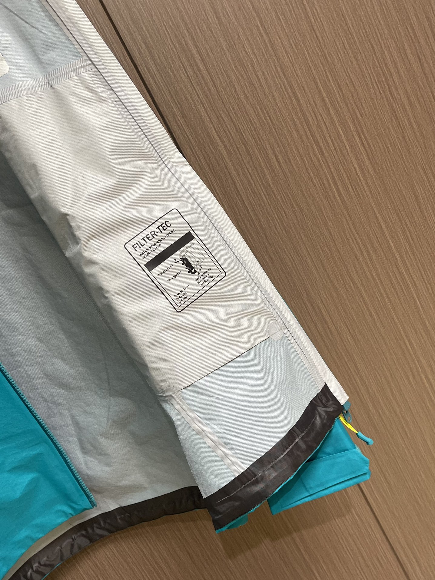 KAILAS 凯乐石博格达LT连帽外套，轻量升级的徒步型，提供持久防风雨保护的同时，更加轻盈，便于快速探