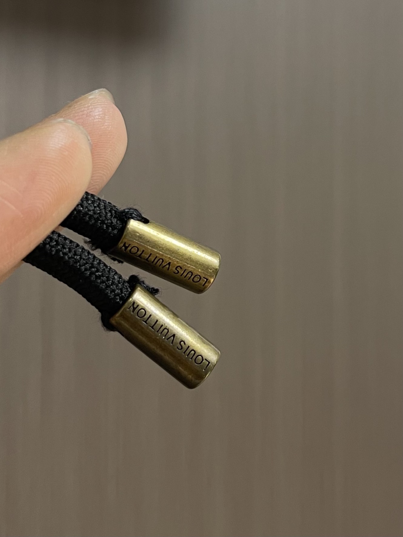 上衣LV 2025FW流苏直筒宽松连帽牛仔外套牛仔裤套装。复古赛络纺提花露纱面料，通过洗水及砂石打磨，形