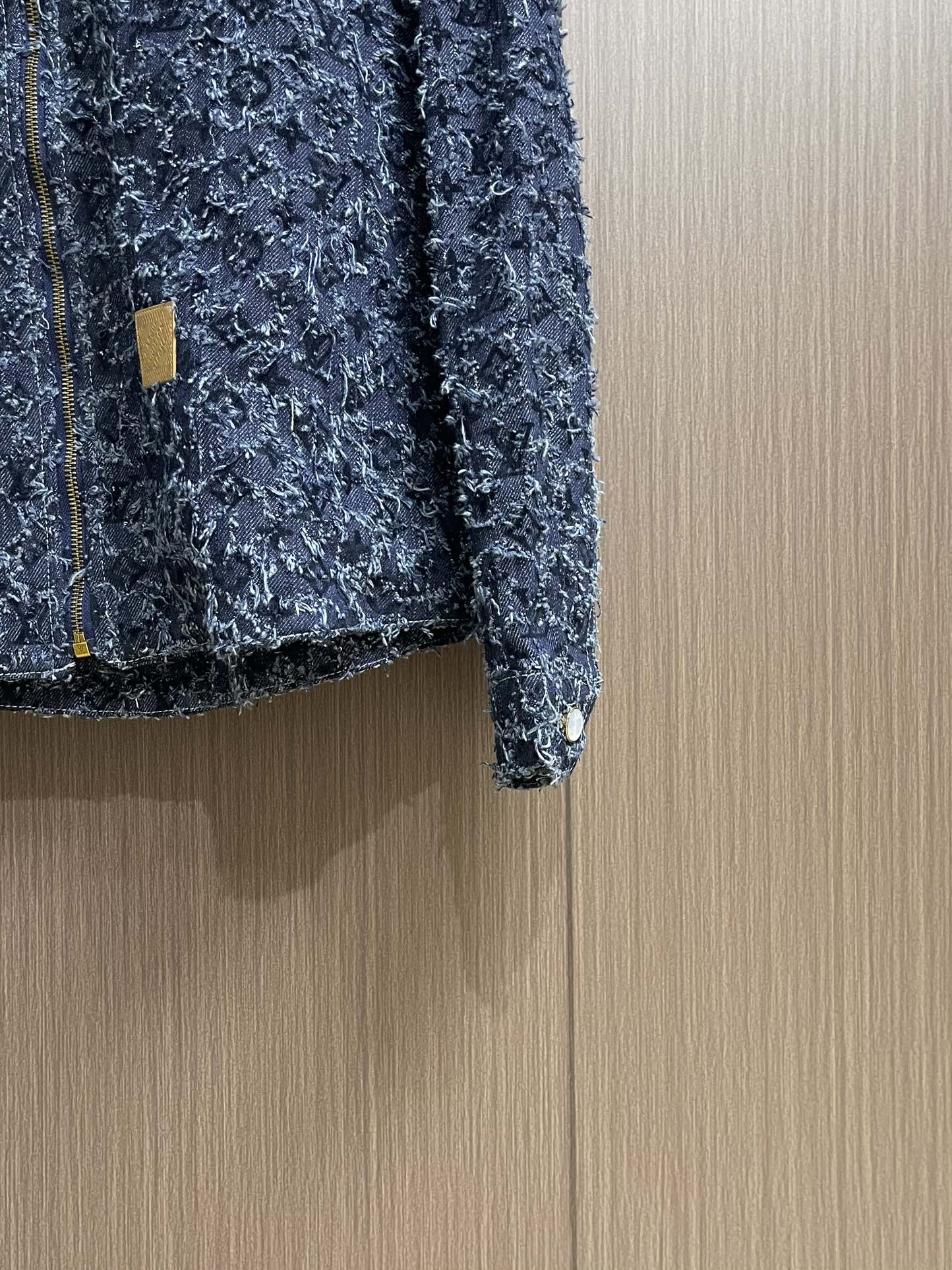 上衣LV 2025FW流苏直筒宽松连帽牛仔外套牛仔裤套装。复古赛络纺提花露纱面料，通过洗水及砂石打磨，形