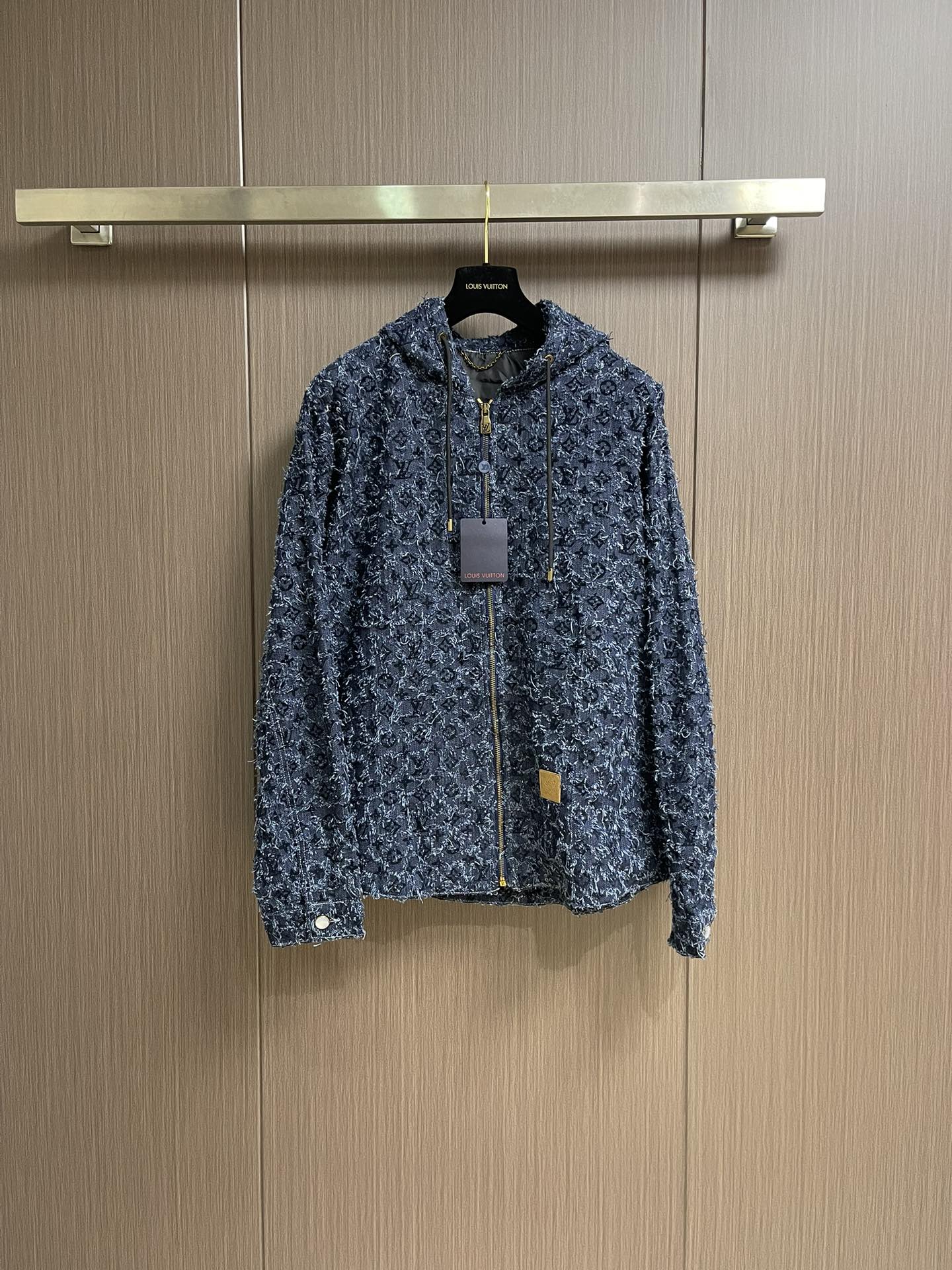 NO:521467,Top Jeans LV 2025FW tassel straight loose hooded denim jacket jeans suit. Retro Sailo jacquard dew veil fabric, through washing and sanding, creates an old texture, excessively natural color, and the whole piece does not cut corners at a minimum size of 3 kilograms. Heavy industry jacquard tassel craftsmanship creates an ultimate artistic sense. You can know how complex the craftsmanship of this piece is, the waist leather label is color-opening iron mold pattern, real top layer cowhide suede making, different from the blurred version on the market. The lacquer copper shiny lettering is clear and delicate, environmentally friendly, fixed color spray dyeing, the inner seam line is wrapped, fine workmanship, perfect restoration. Size S-XL pants 30-32-34-36,,louis vuitton, jeans, jackets & coats, cowhide, hats, alexander wang19860909上衣 牛仔裤 LV 2025FW流苏直筒宽松连帽牛仔外套牛仔裤套装.复古赛络纺提花露纱面料,通过洗水及砂石打磨,形成做旧质感,色泽过度自然,整件不偷工减料最小码3斤重.重工提花流苏工艺打造极致艺术感看实物就知道这件的工艺有多复杂,腰部皮牌对色开铁模图案,真头层牛皮绒面制作,区别市面模糊的版本.烤漆铜亮刻字清晰细腻环保定色喷染,内里的缝筒车线包边 ,做工精细,完美还原.尺码S-XL 裤子30-32-34-36,,louis vuitton,jeans,jackets & coats,cowhide,hats,alexander wang,Men's clothing