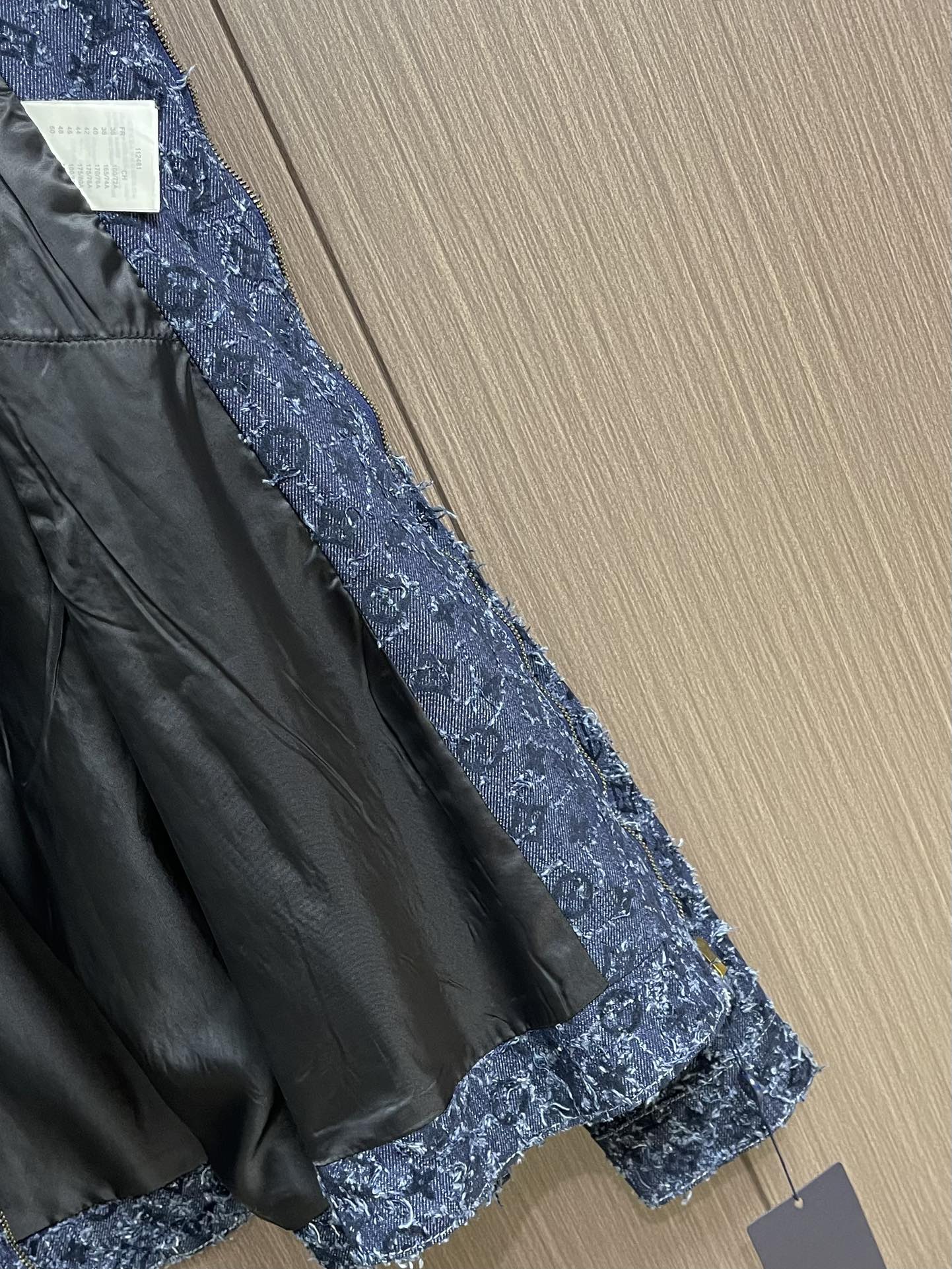 上衣LV 2025FW流苏直筒宽松连帽牛仔外套牛仔裤套装。复古赛络纺提花露纱面料，通过洗水及砂石打磨，形