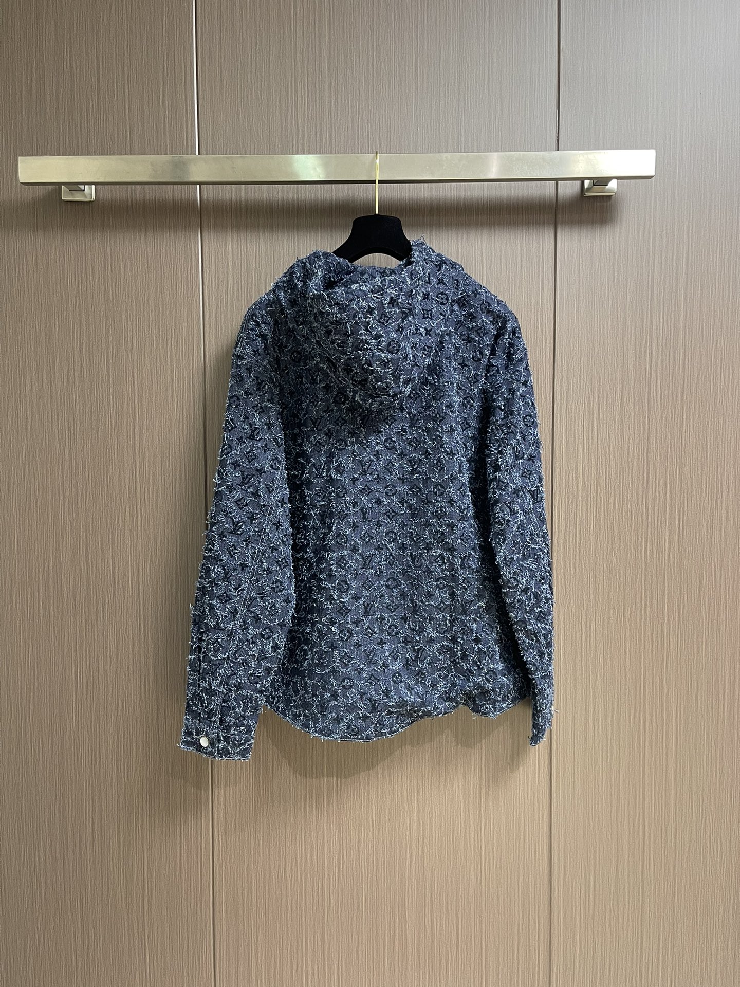 上衣LV 2025FW流苏直筒宽松连帽牛仔外套牛仔裤套装。复古赛络纺提花露纱面料，通过洗水及砂石打磨，形