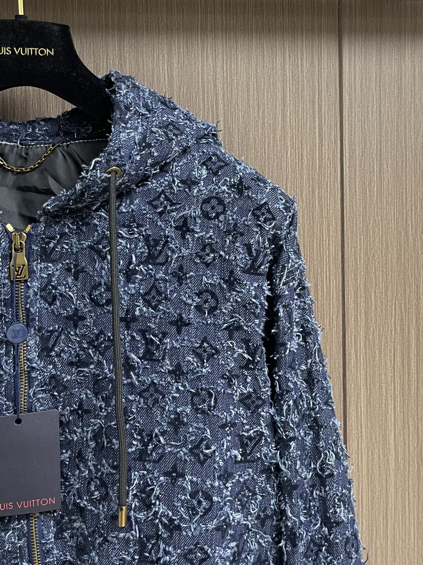 上衣LV 2025FW流苏直筒宽松连帽牛仔外套牛仔裤套装。复古赛络纺提花露纱面料，通过洗水及砂石打磨，形