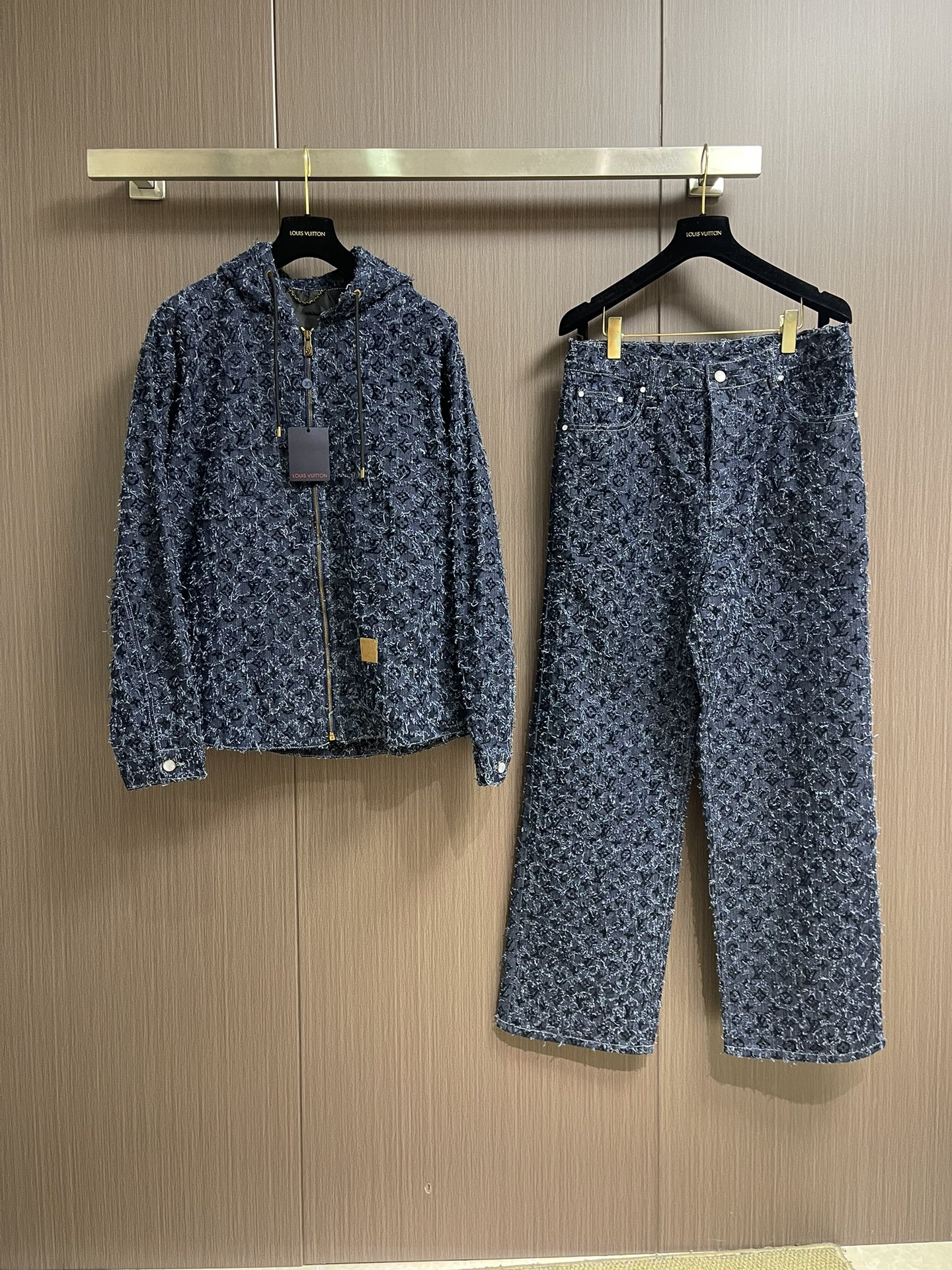 上衣LV 2025FW流苏直筒宽松连帽牛仔外套牛仔裤套装。复古赛络纺提花露纱面料，通过洗水及砂石打磨，形