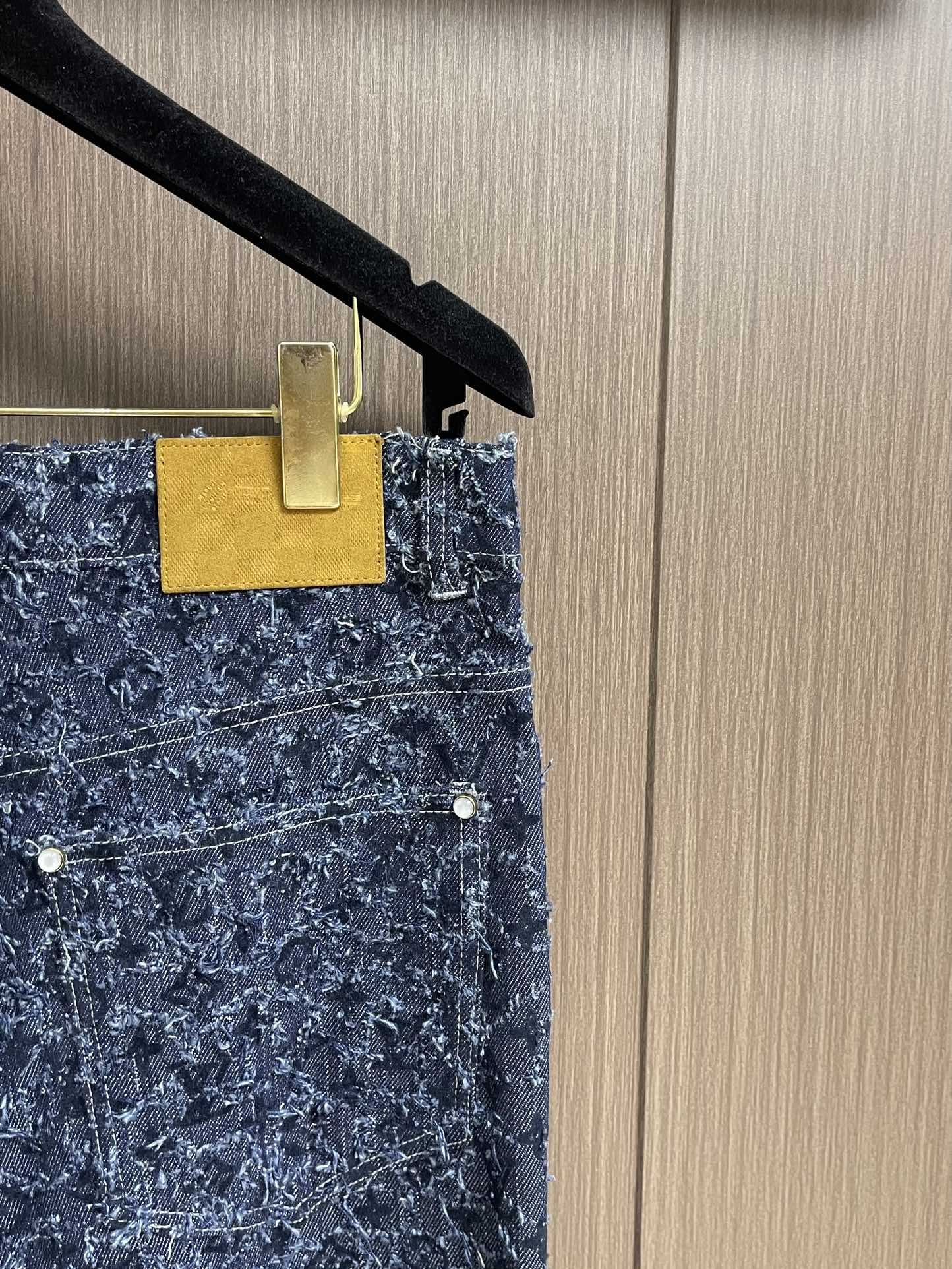 牛仔裤LV 2025FW流苏直筒宽松连帽牛仔外套牛仔裤套装。复古赛络纺提花露纱面料，通过洗水及砂石打磨，