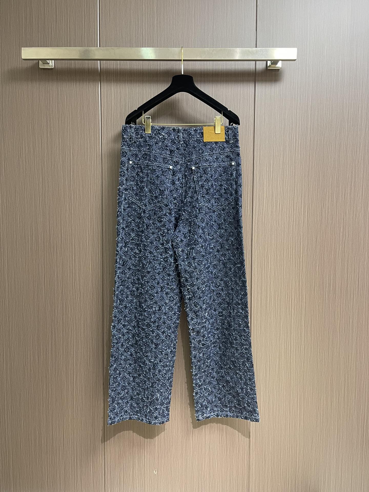 牛仔裤LV 2025FW流苏直筒宽松连帽牛仔外套牛仔裤套装。复古赛络纺提花露纱面料，通过洗水及砂石打磨，