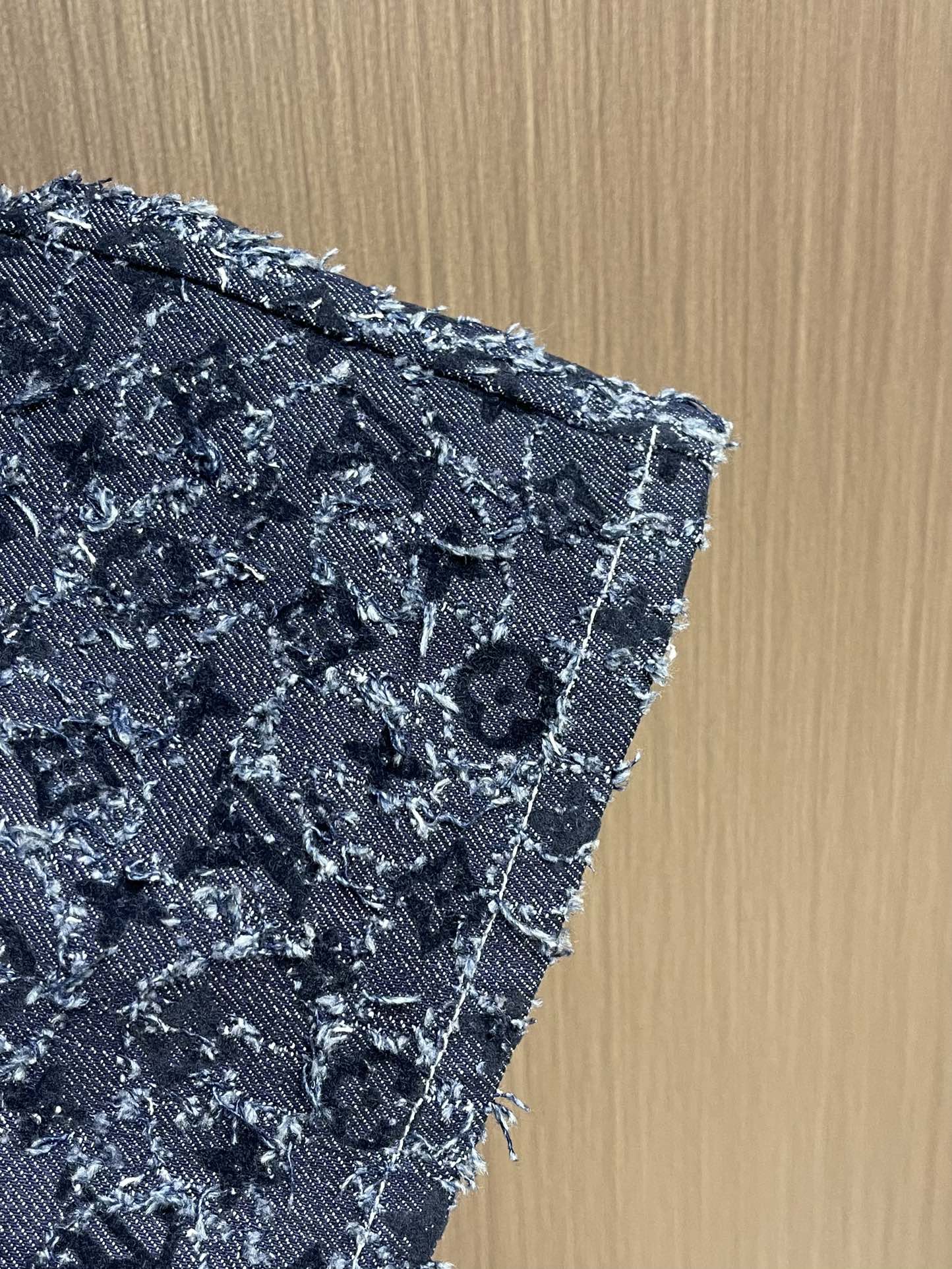 牛仔裤LV 2025FW流苏直筒宽松连帽牛仔外套牛仔裤套装。复古赛络纺提花露纱面料，通过洗水及砂石打磨，